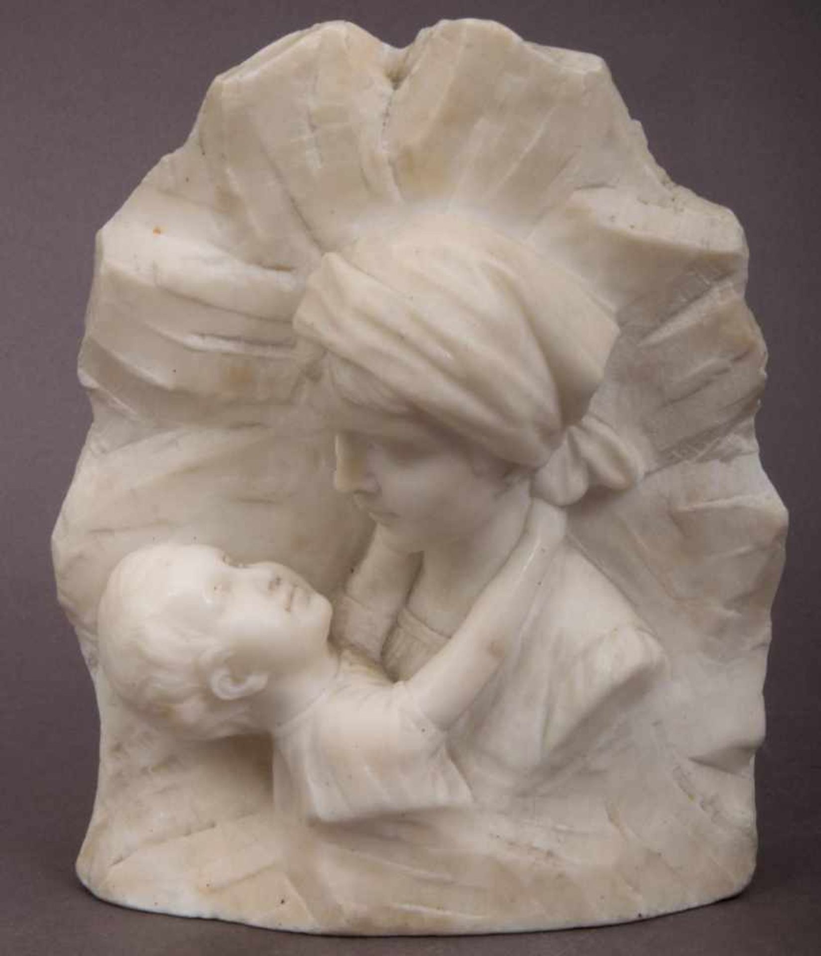 "Mutter und Kind". Reliefschnitzarbeit. Alabaster. Signiert "Melani". Ca. 23 x 19 cm. Um 1900/20.