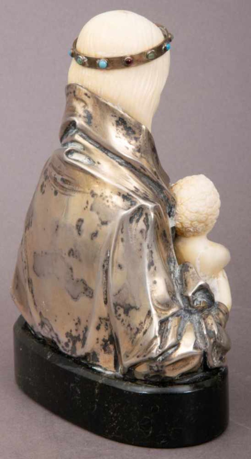"Madonna - Maria mit dem Jesus-Knaben". Elfenbein geschnitzt, Silber mit Halbedelsteinbesatz. - Bild 5 aus 11