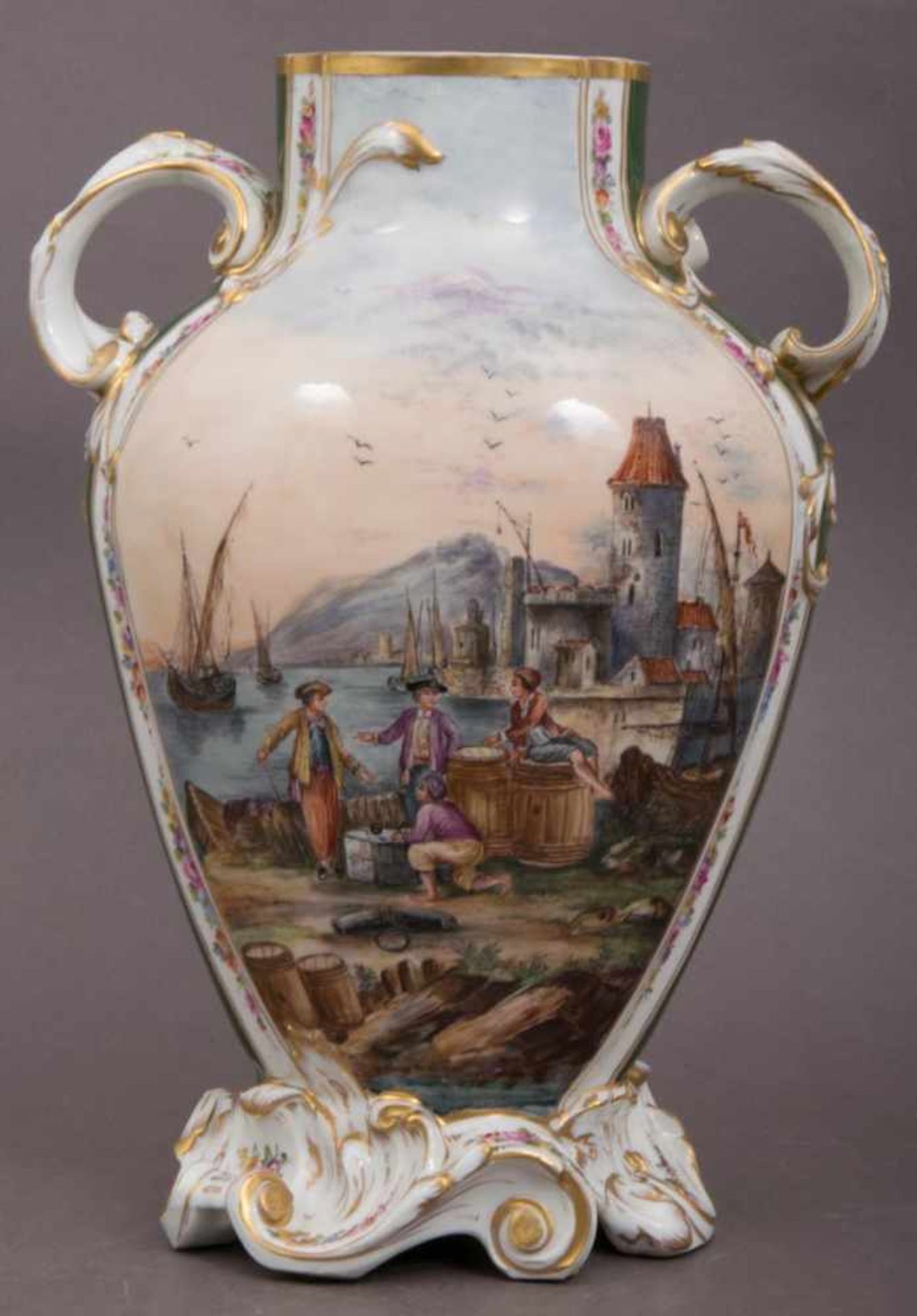 Prachtvolle Deckelvase der "Belle Epoque". Weißporzellan beidseitig mit polychromen Kauffahrtei- - Image 25 of 28