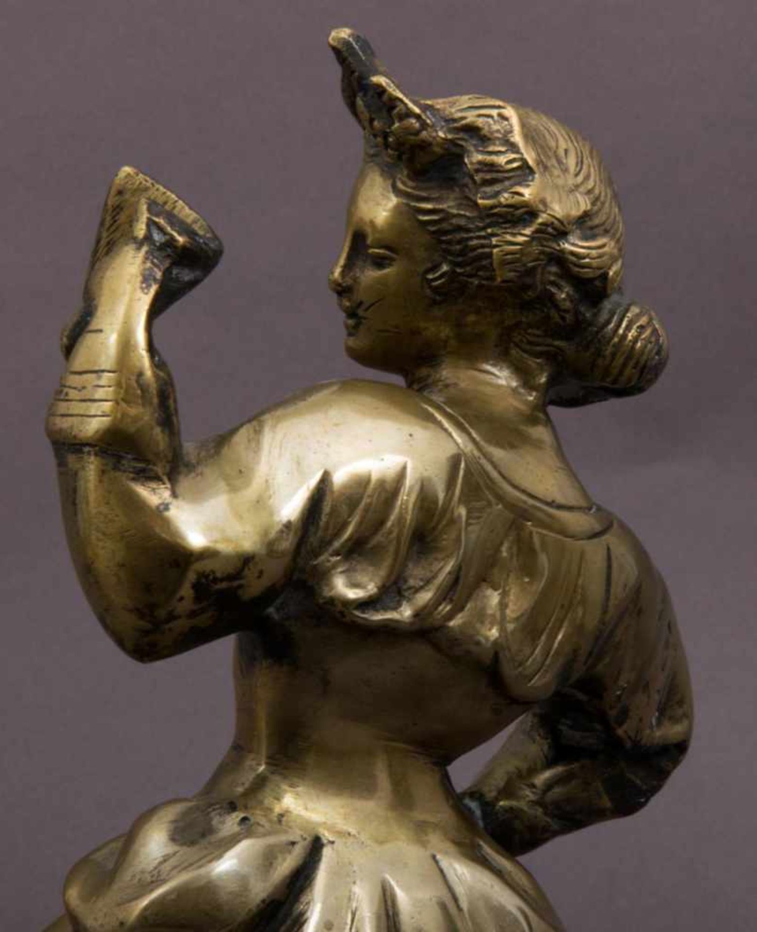 "Der Liebesbrief". Bronzefigur einer jungen Dame in voller Bewegung einen Brief in ihrer linken Hand - Bild 4 aus 6