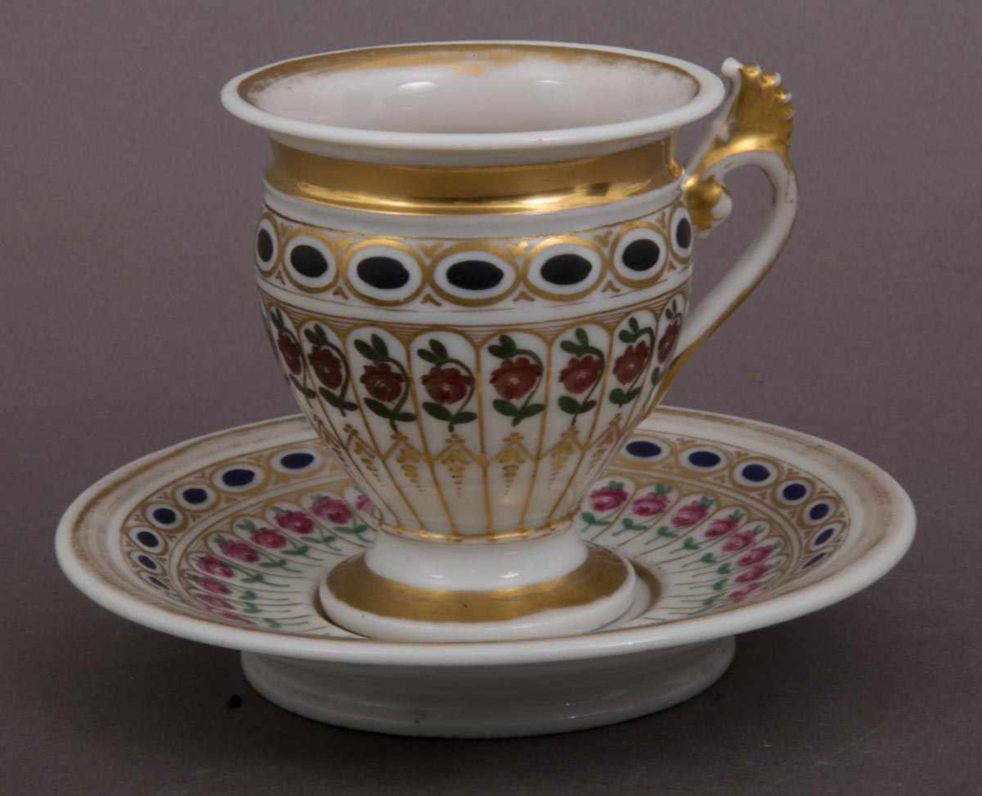 Zweiteiliges Kaffeegedeck, ungemarktes, polychrom staffiertes Weißporzellan, Biedermeier um 1830/