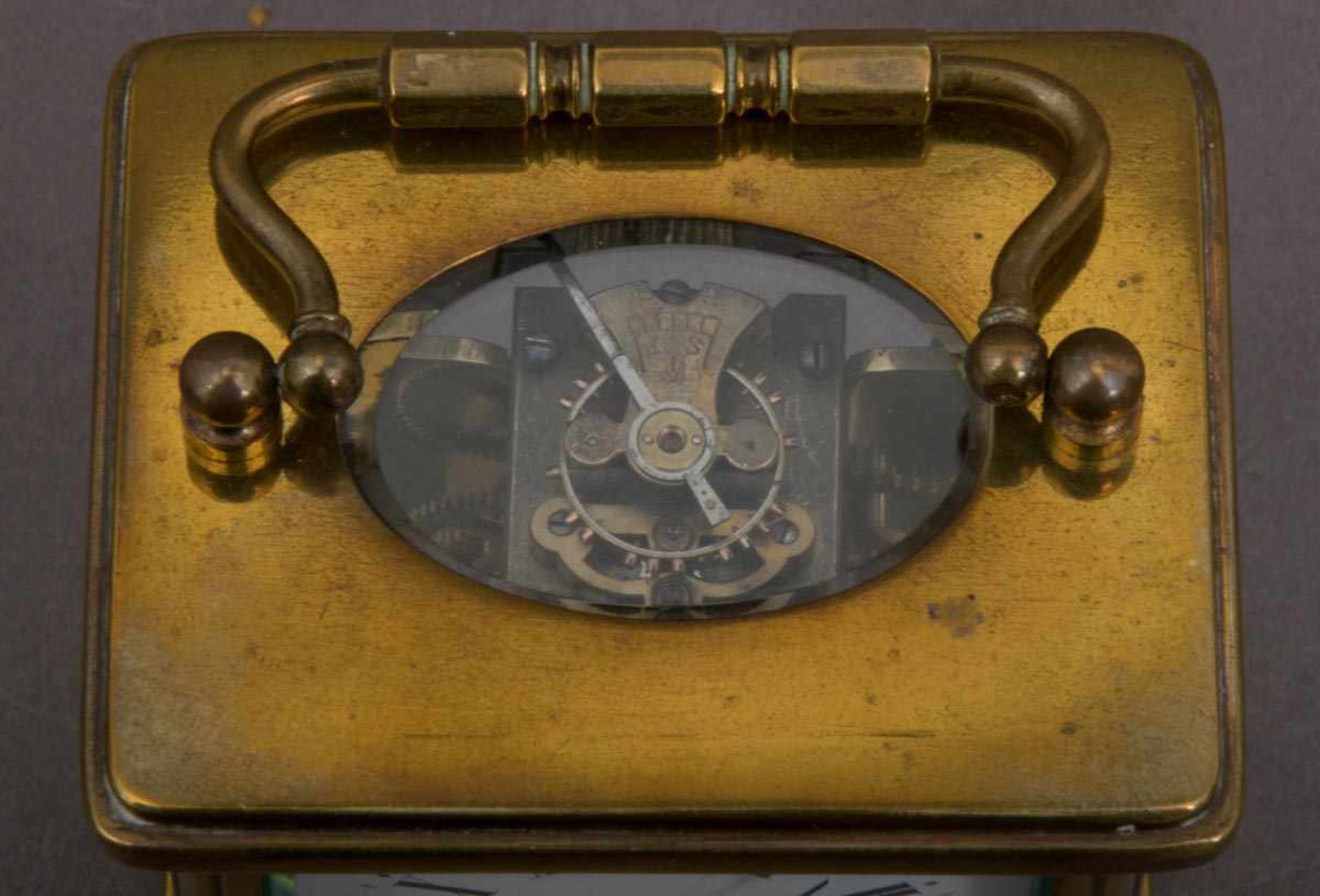 Antike Reiseuhr sog. "Carriage Clock", um 1900. Allseitig verglastes Messinggehäuse, sichtbare - Image 6 of 7