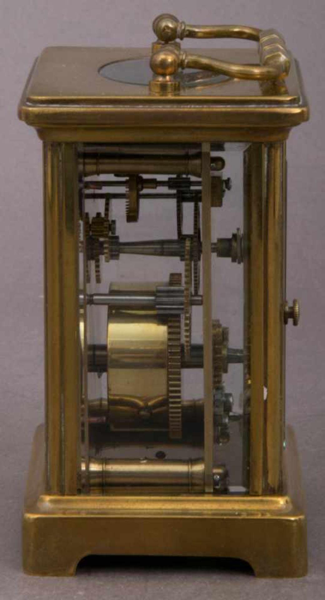 Antike Reiseuhr sog. "Carriage Clock", um 1900. Allseitig verglastes Messinggehäuse, sichtbare - Image 5 of 7