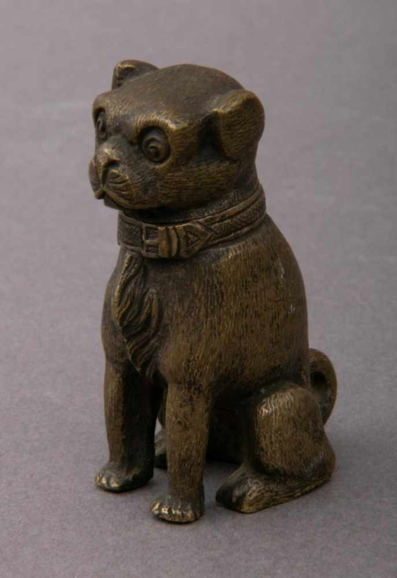 Kleiner MOPS als Deckeldöschen. Wohl Wiener Bronze. Höhe ca. 4,8 cm.