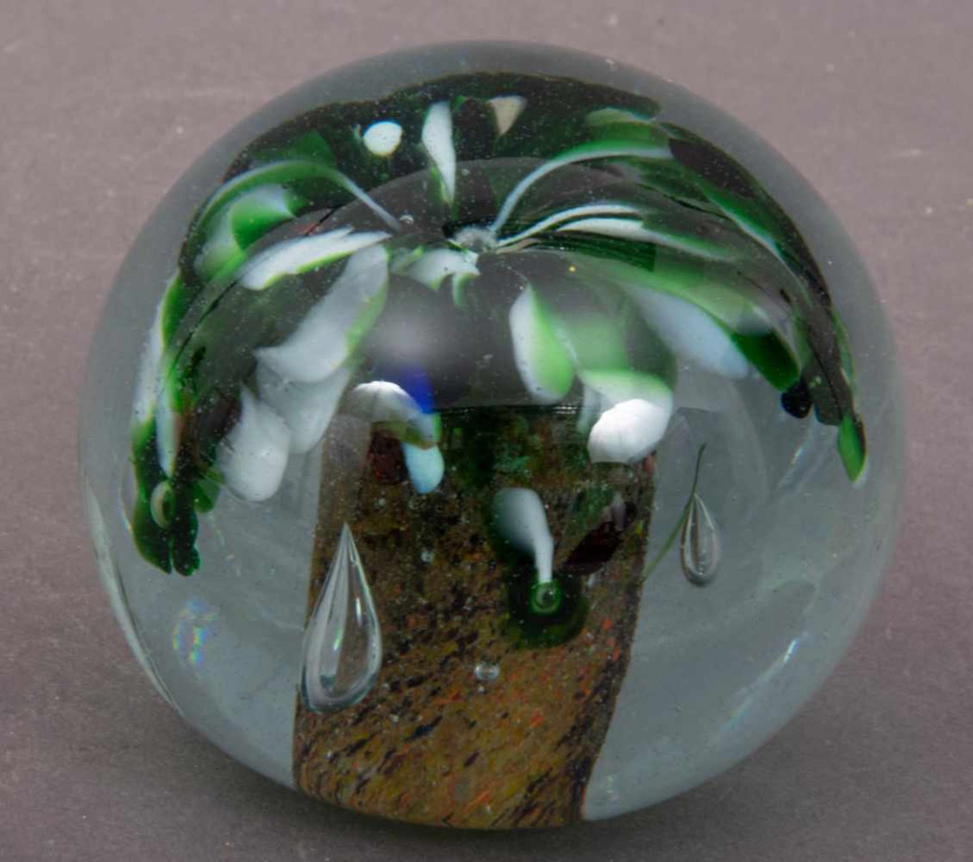 Zwei versch. Paperweights, 1 x rundes, unsigniert, Durchmesser ca. 9 cm & 1 x ovales, signiert/bez.: - Bild 7 aus 7