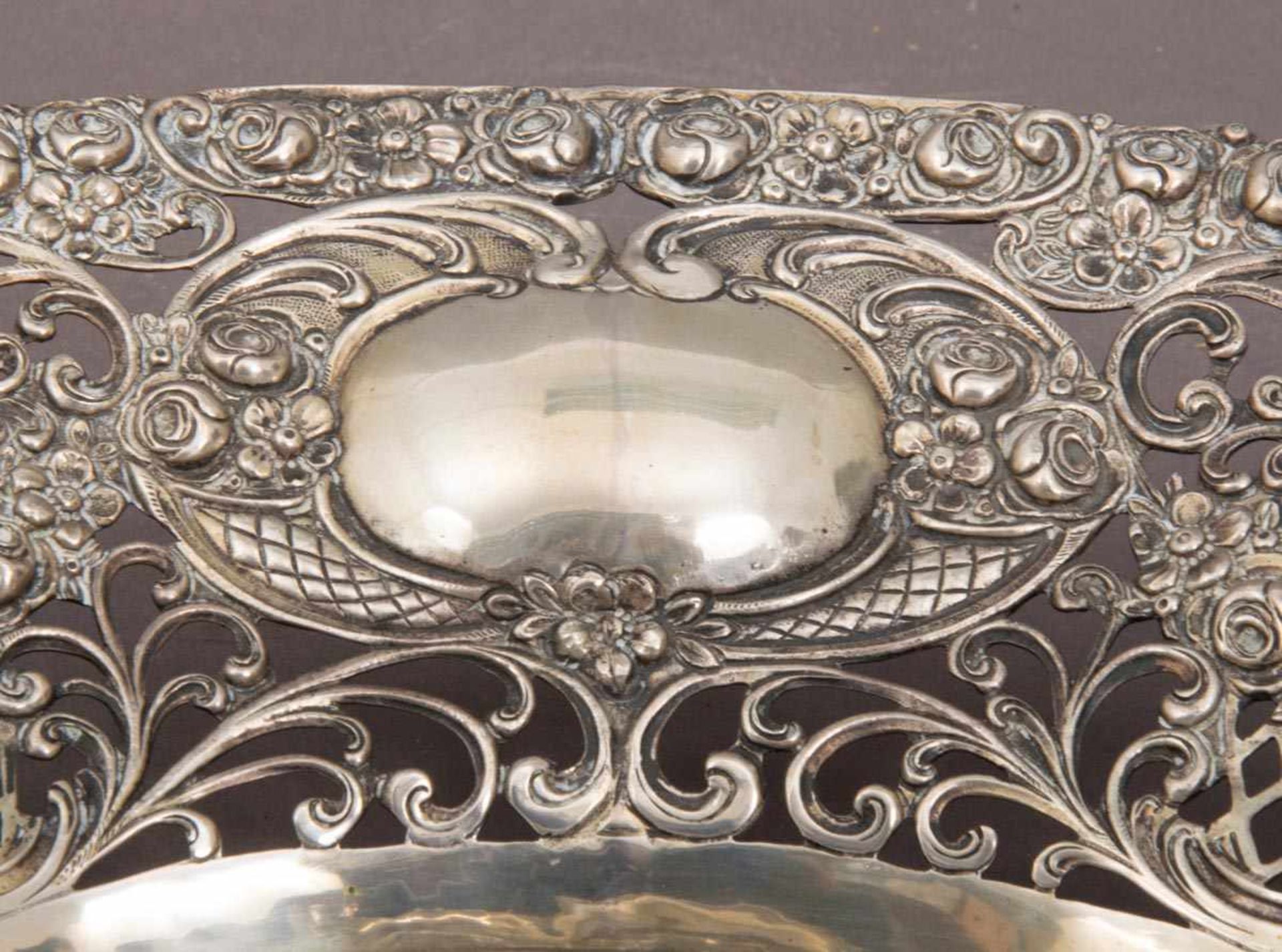 Großer Früchtekorb, 800er Silber, durchbrochen gearbeiteter Korbrand, ca. 40,5 x 34 cm, ca. 824 gr. - Image 3 of 8