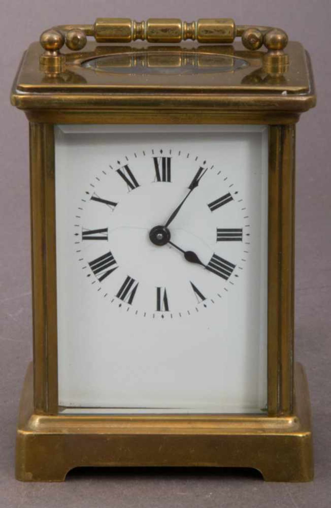 Antike Reiseuhr sog. "Carriage Clock", um 1900. Allseitig verglastes Messinggehäuse, sichtbare