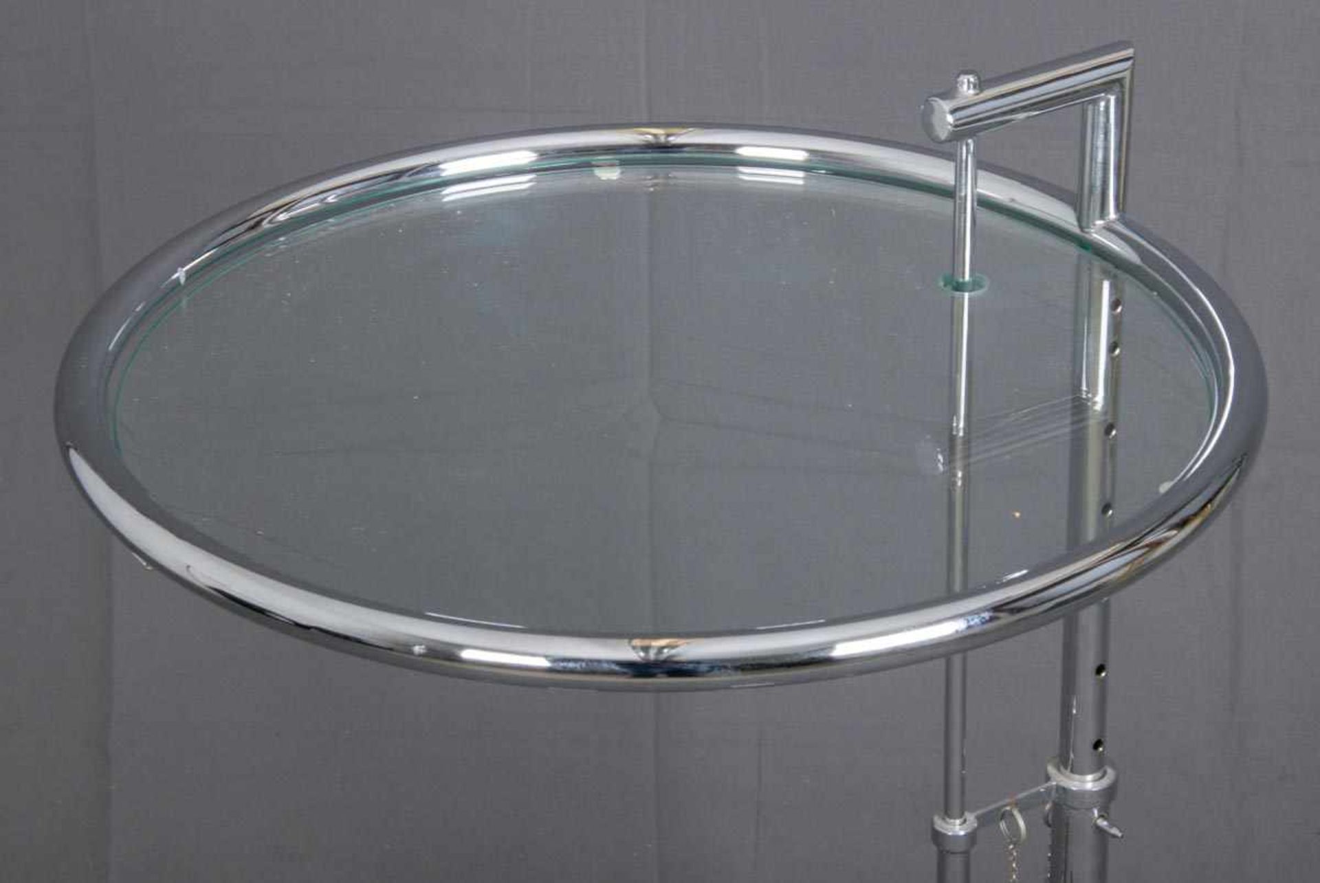 Beistelltisch "ADJUSTABLE TABLE E1027", verchromtes Metall & Glas, designed by Eileen Gray ( - Bild 5 aus 6