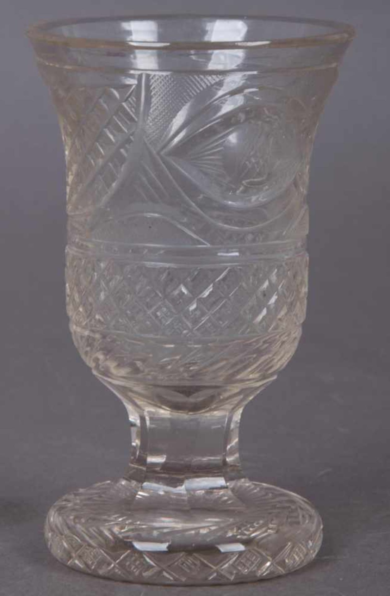 Pokalglas. Böhmen, Biedermeier, um 1830/40. Runder Fuß mit verschiedenem Schraffurdekor, unterseitig