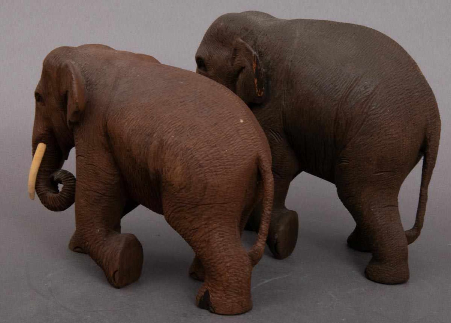 3 geschnitzte Elefanten, dunkles Hartholz, Stoßzähne aus Knochen/Bein. Max. Höhe ca. 15,5 cm, max. - Bild 6 aus 6