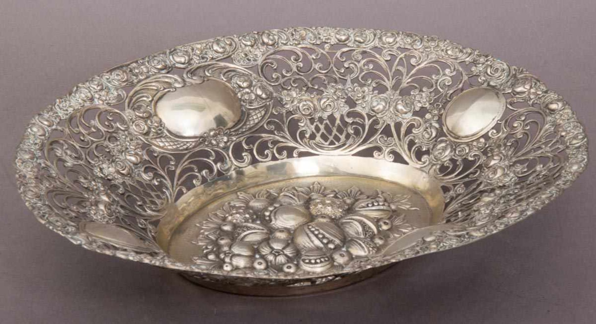 Großer Früchtekorb, 800er Silber, durchbrochen gearbeiteter Korbrand, ca. 40,5 x 34 cm, ca. 824 gr. - Bild 6 aus 8