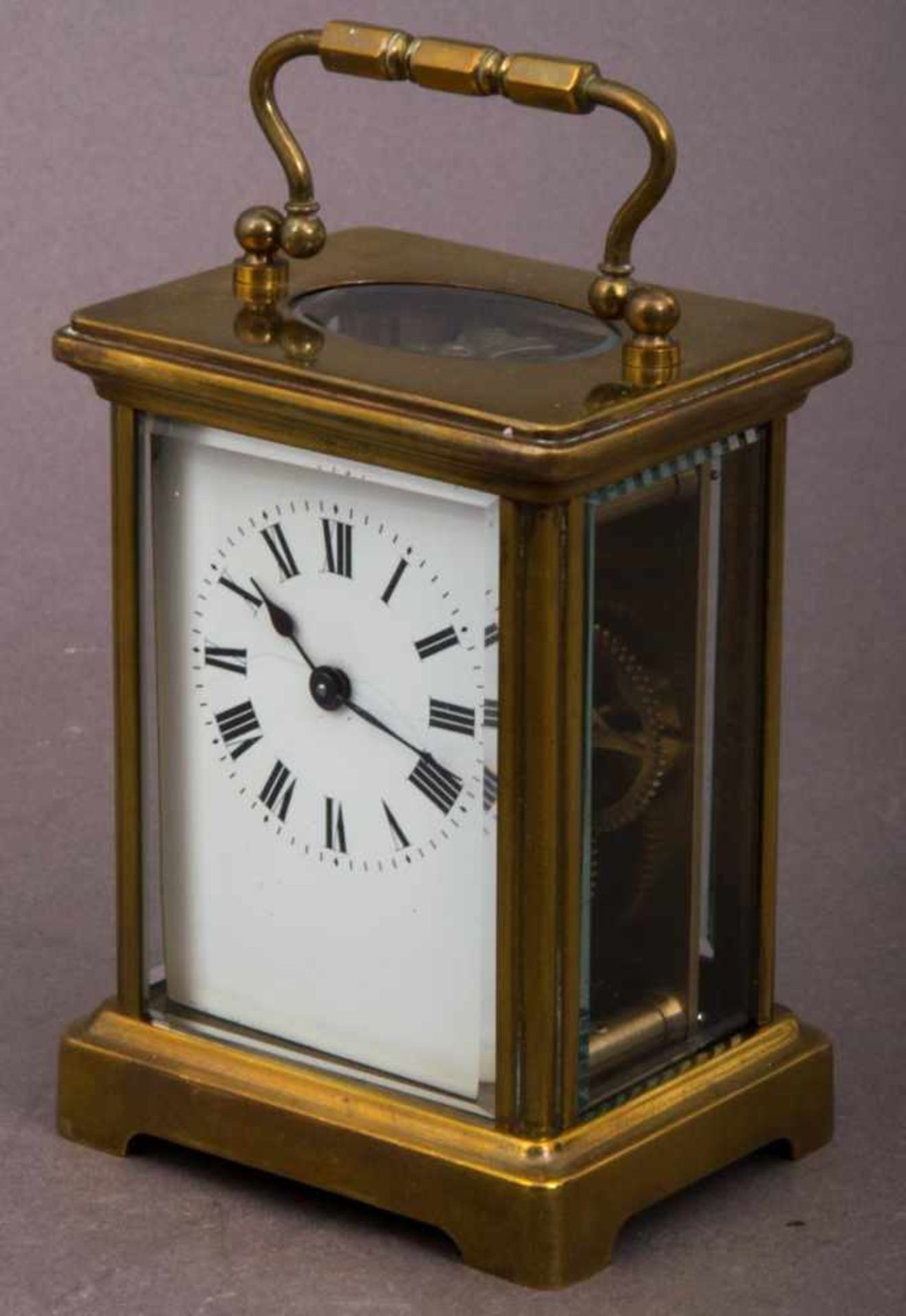Antike Reiseuhr sog. "Carriage Clock", um 1900. Allseitig verglastes Messinggehäuse, sichtbare - Image 7 of 7