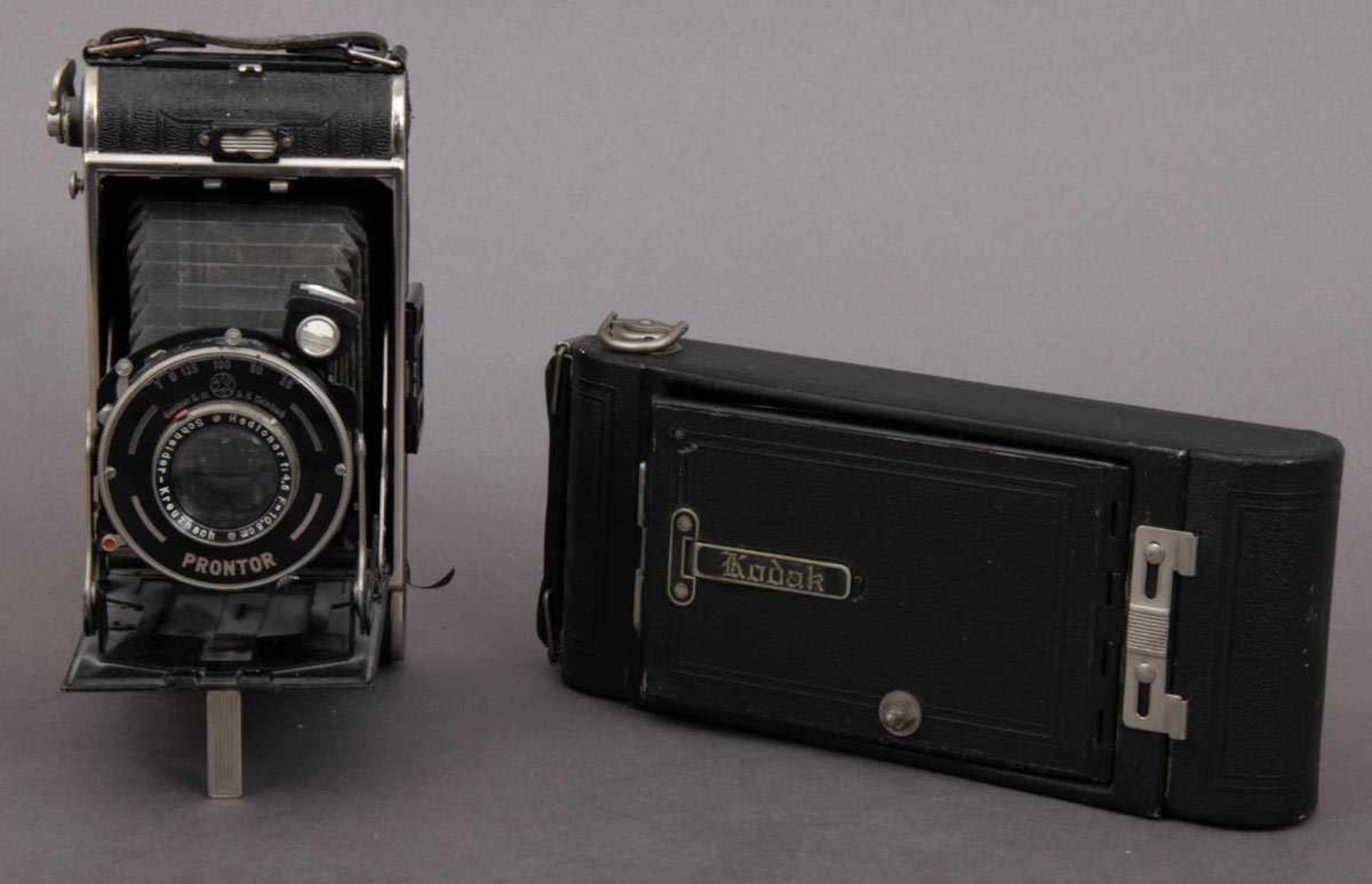 Zwei alte Balgenkameras: 1 x HAPO PRONTOR & 1x EASTMAN - KODAK NO. 1 A POCKET KAMERA. Beide