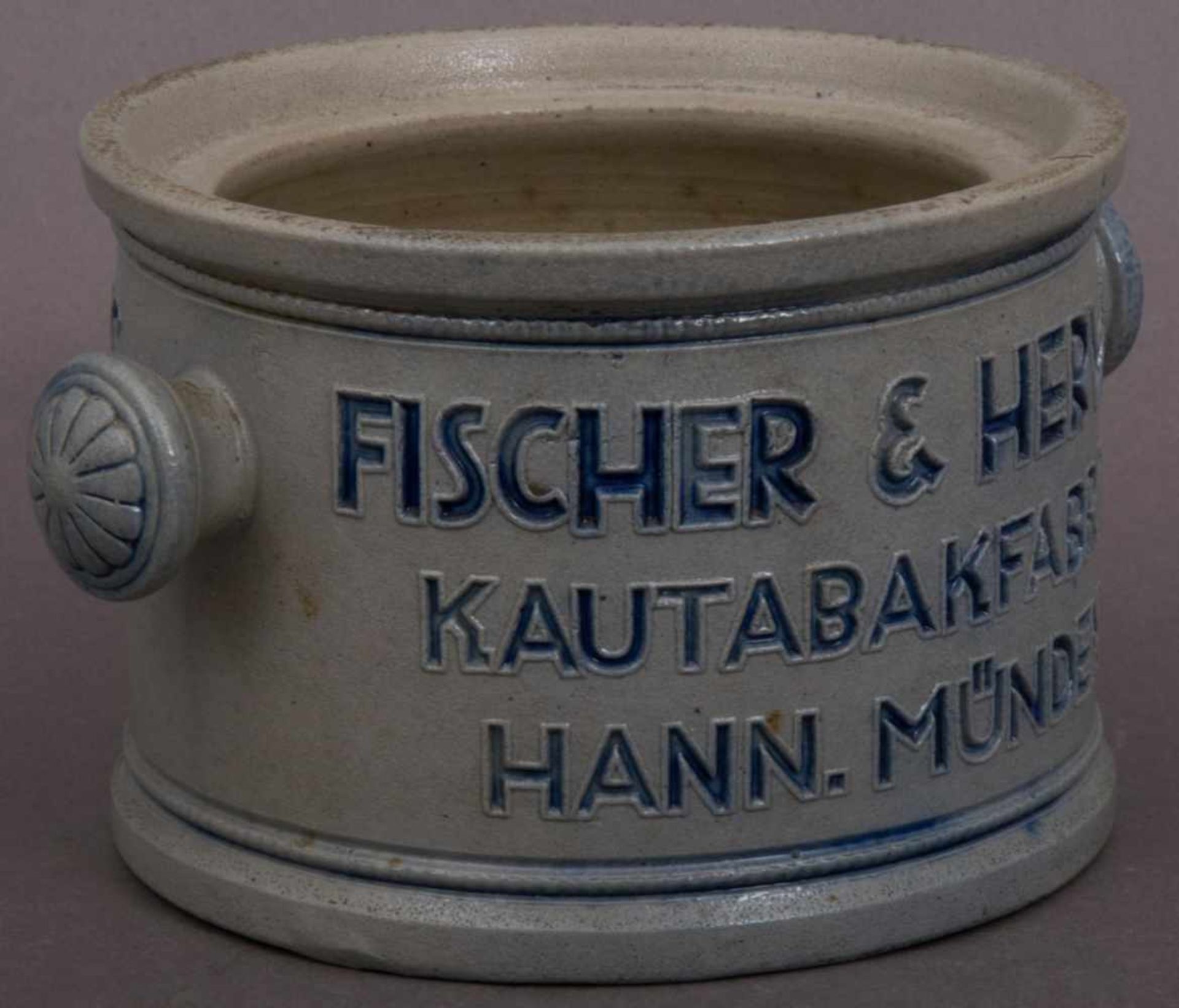 2 Kautabakstöpfe (ohne Deckel), beide von der "KAUTABAKFABRIK FISCHER & HERWIG Hann(oversch) Münden. - Bild 4 aus 6