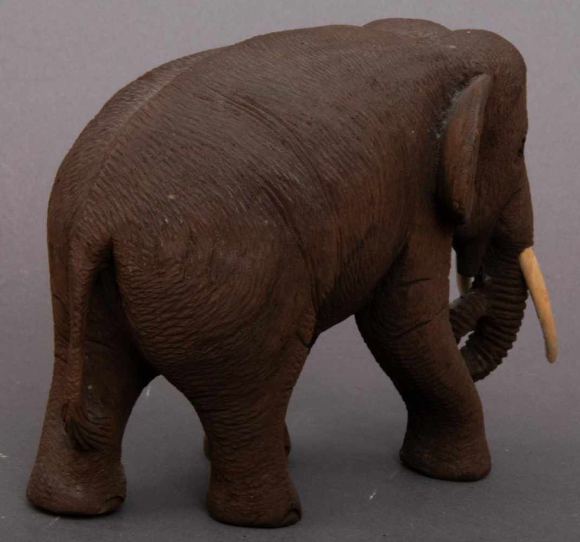 3 geschnitzte Elefanten, dunkles Hartholz, Stoßzähne aus Knochen/Bein. Max. Höhe ca. 15,5 cm, max. - Bild 3 aus 6