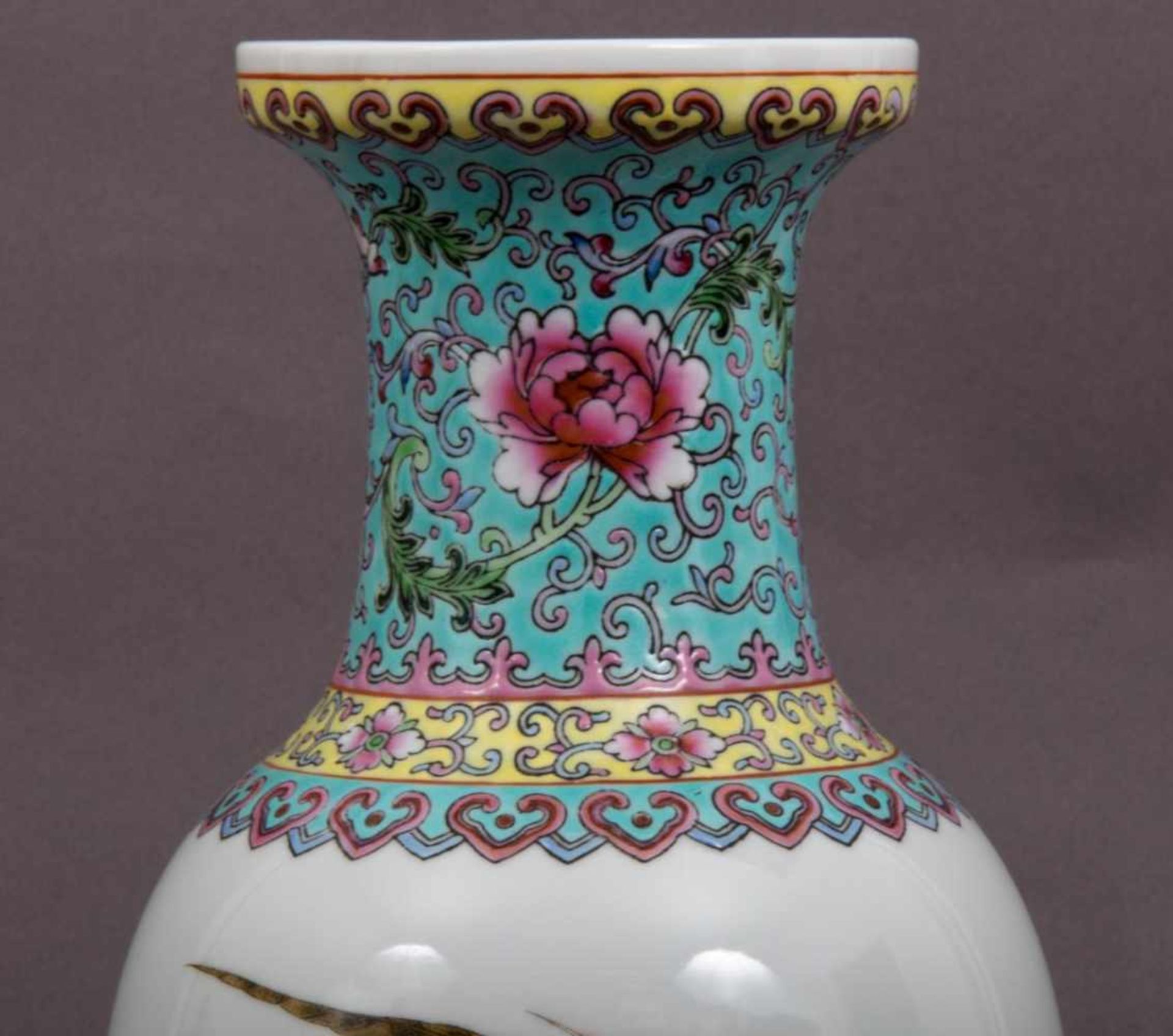 Chinesische Porzellanvase, polychromer floraler & faunaler Emailledekor, Boden mit 4 Zeichenmarke in - Bild 2 aus 8