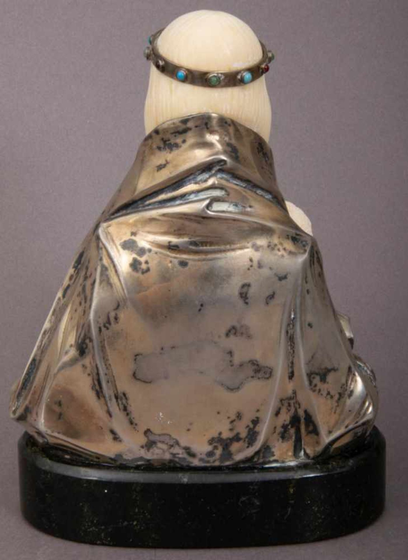"Madonna - Maria mit dem Jesus-Knaben". Elfenbein geschnitzt, Silber mit Halbedelsteinbesatz. - Bild 9 aus 11