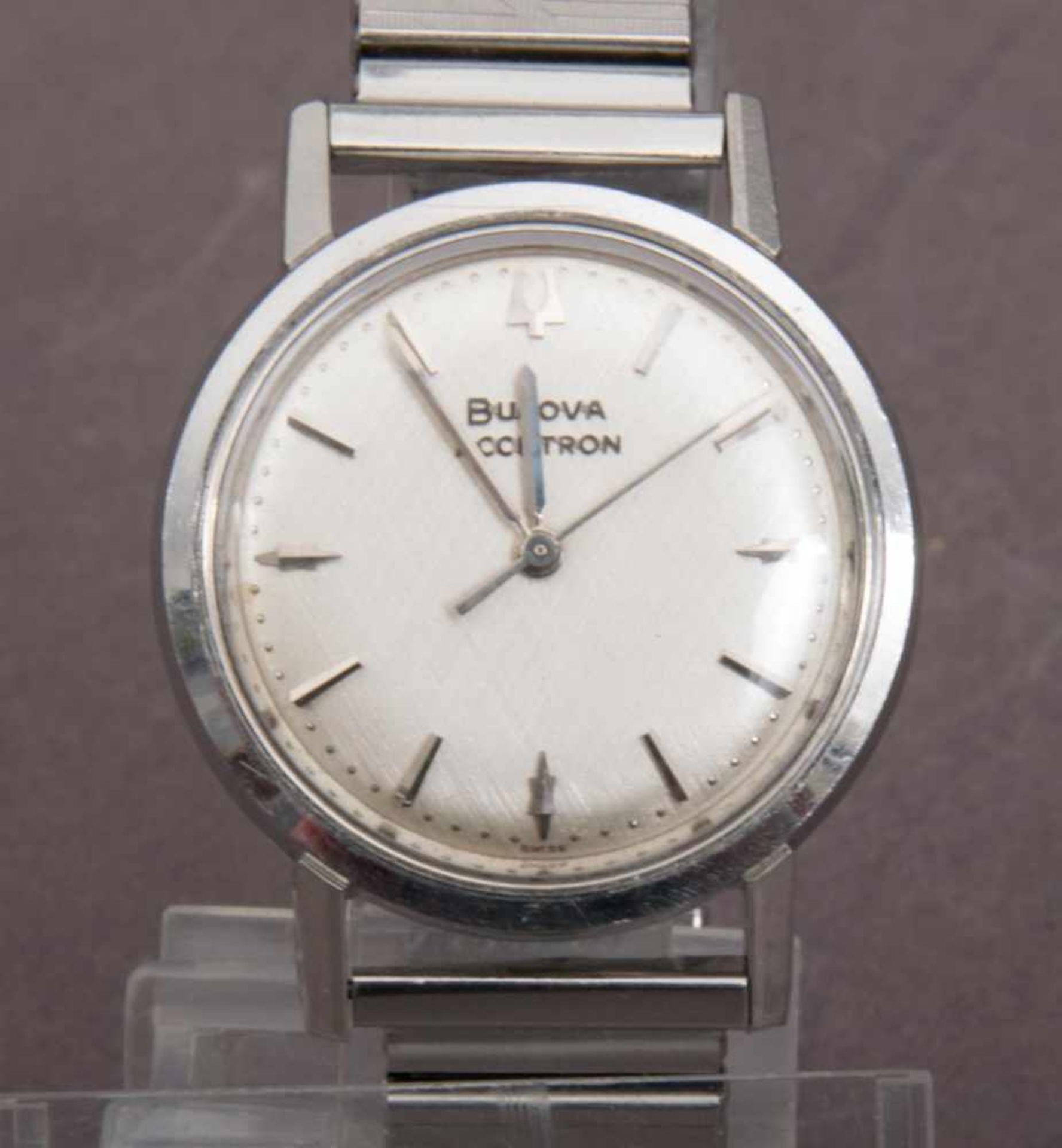 BULOVA "ACCUTRON" - Herrenarmbanduhr, rundes Stahlgehäuse an Flexband, Gehäusedurchmesser ca. 35 mm.