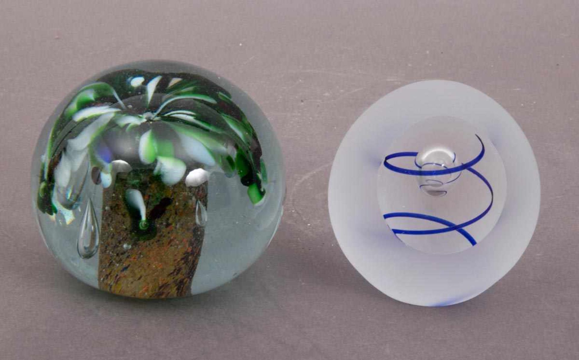 Zwei versch. Paperweights, 1 x rundes, unsigniert, Durchmesser ca. 9 cm & 1 x ovales, signiert/bez.: