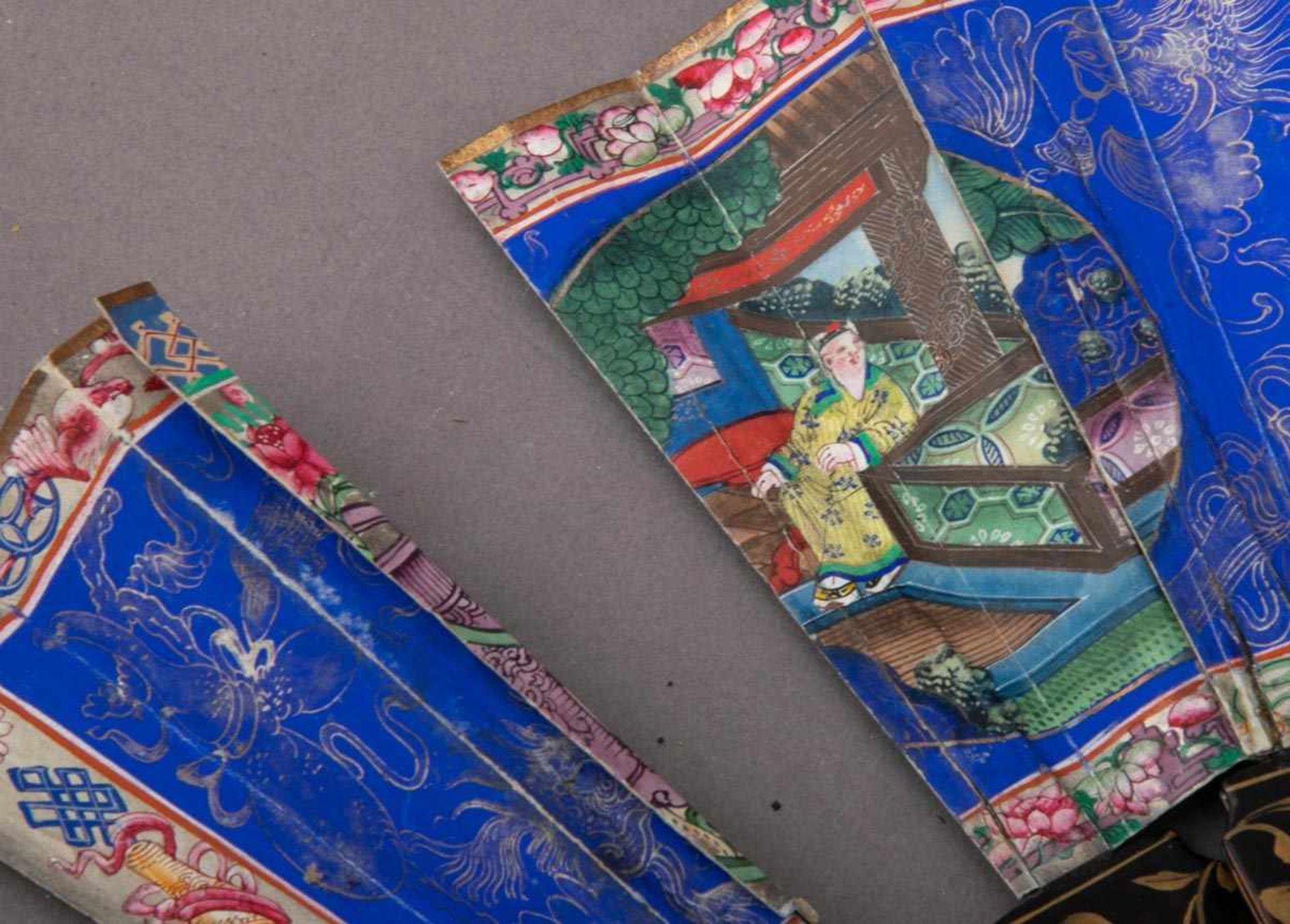 Aufwändiger, prunkvoll gestalteter Chinalach Fächer, China Qing-Dynastie, 19. Jhd., schwarz/ - Bild 6 aus 12