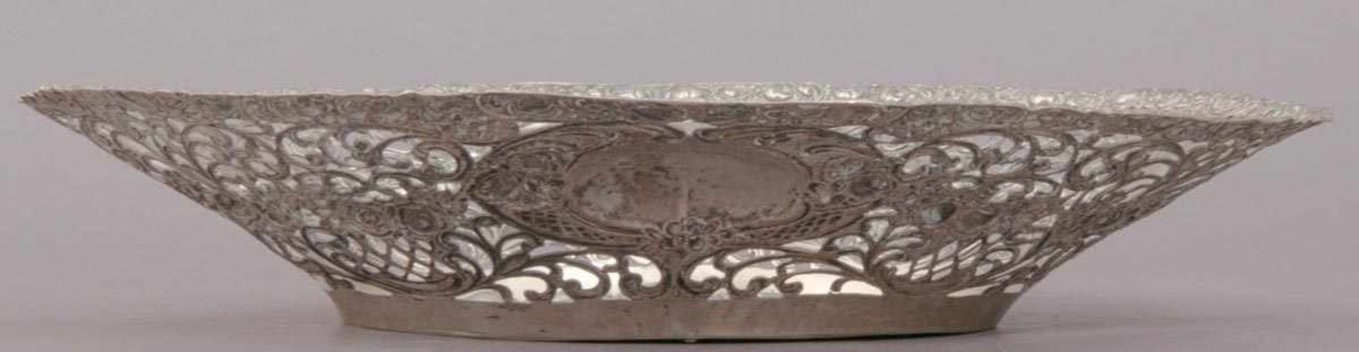 Großer Früchtekorb, 800er Silber, durchbrochen gearbeiteter Korbrand, ca. 40,5 x 34 cm, ca. 824 gr. - Image 5 of 8