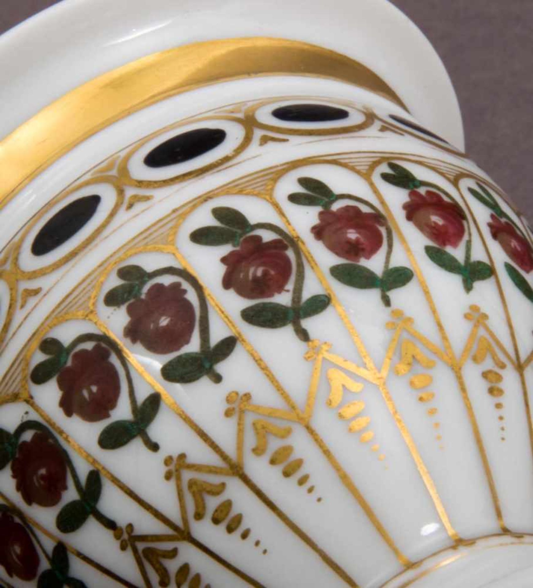 Zweiteiliges Kaffeegedeck, ungemarktes, polychrom staffiertes Weißporzellan, Biedermeier um 1830/ - Image 4 of 6