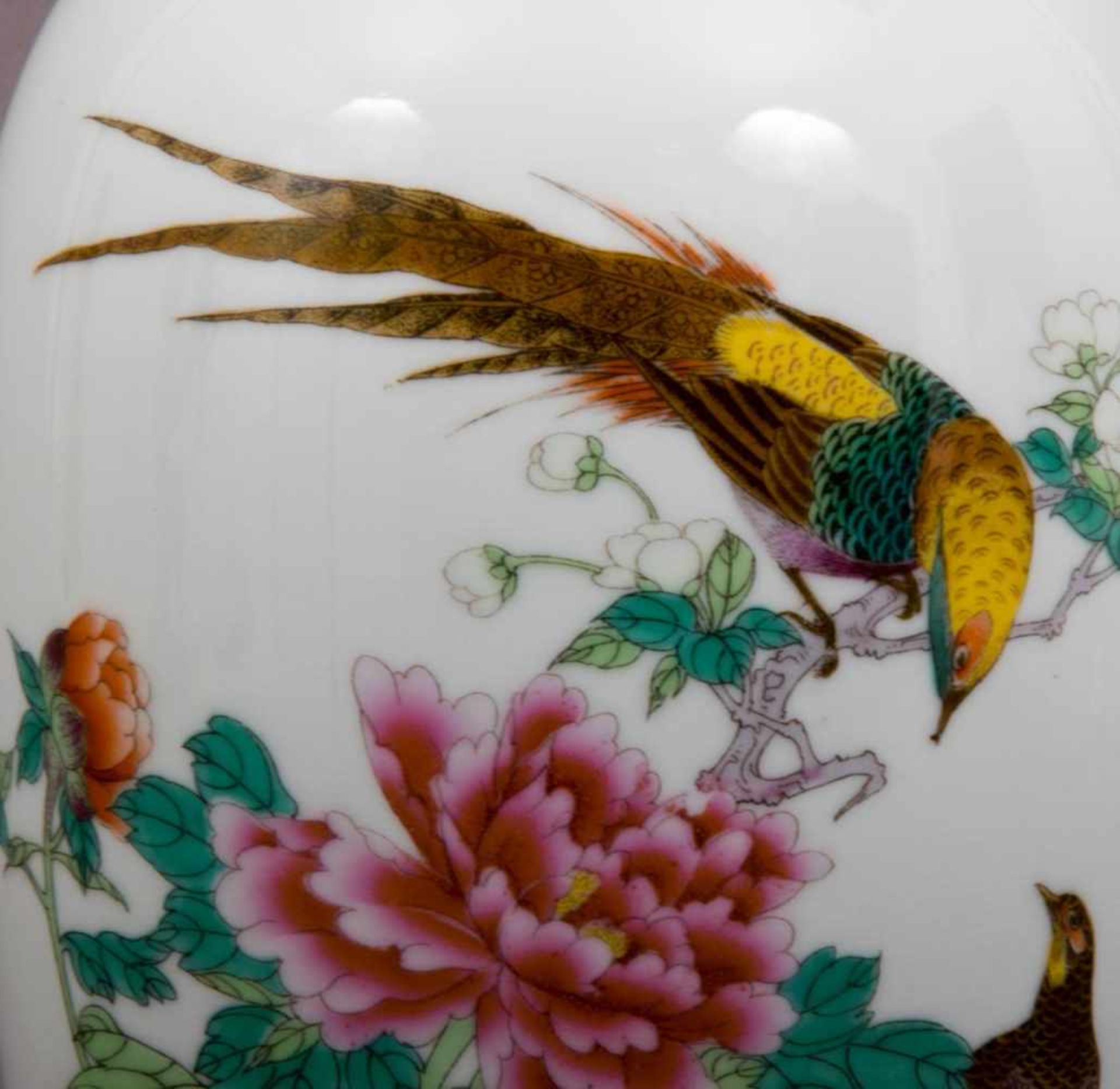 Chinesische Porzellanvase, polychromer floraler & faunaler Emailledekor, Boden mit 4 Zeichenmarke in - Bild 3 aus 8