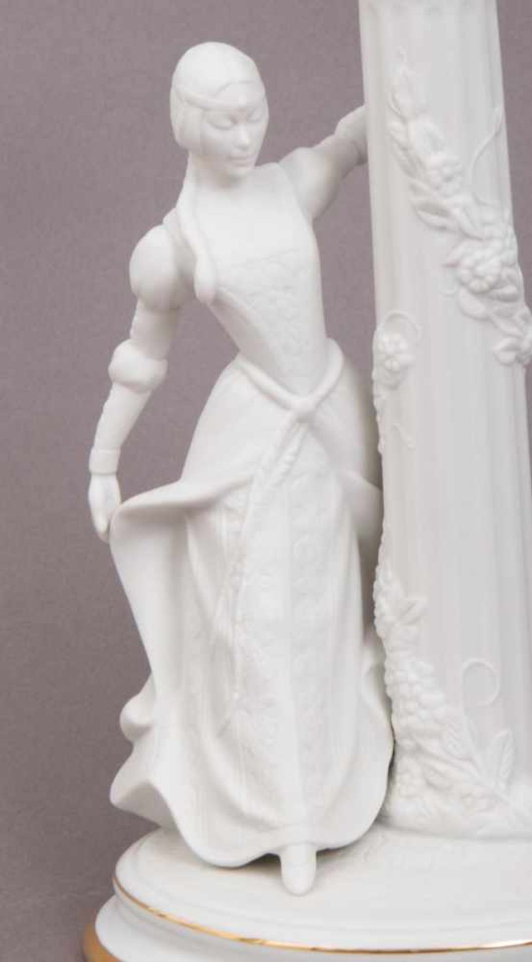 Paar einflammiger, figürlicher Tafelleuchter "ROMEO & JULIA". Weißes Bisquitporzellan, ovaler - Image 5 of 11