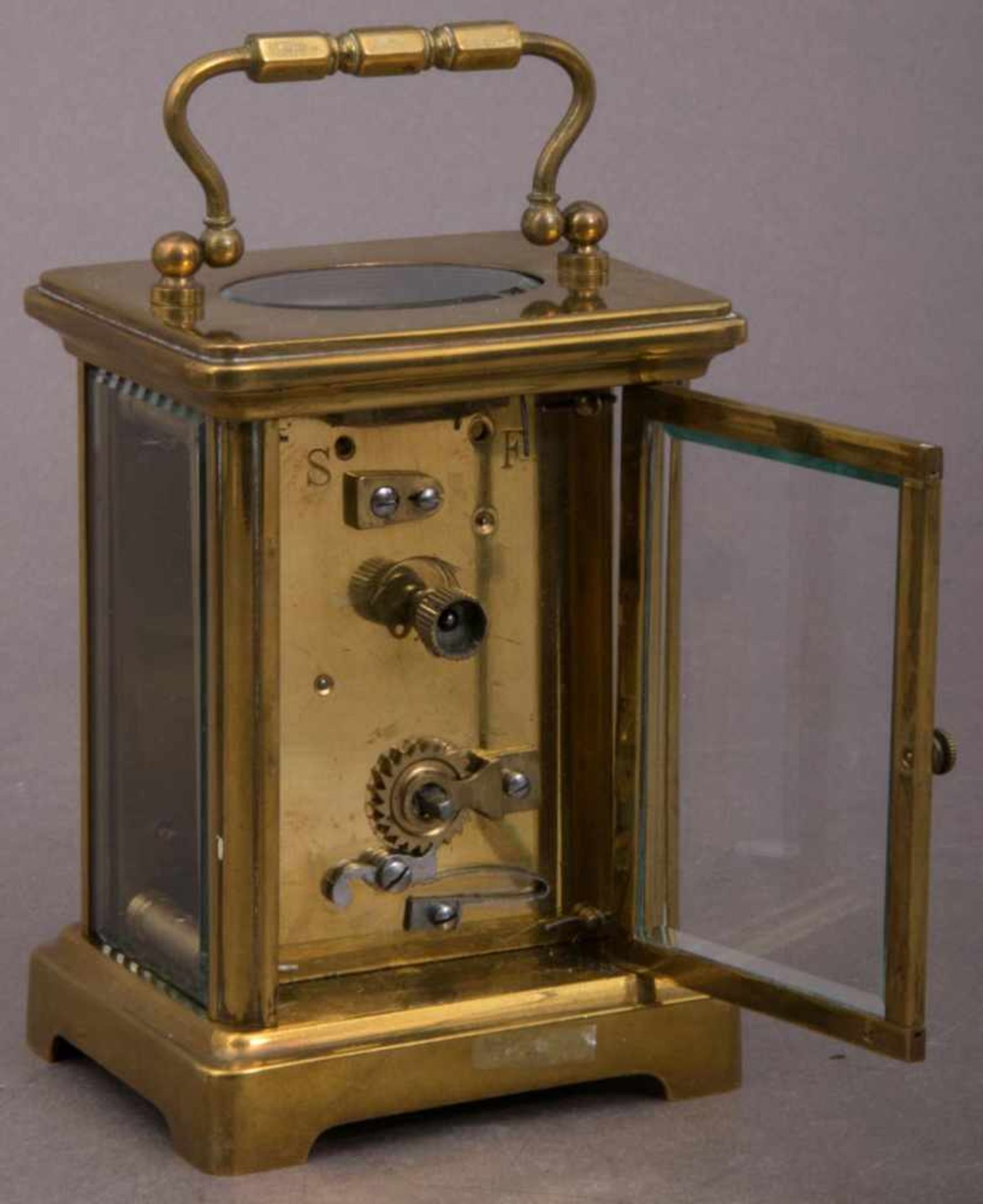 Antike Reiseuhr sog. "Carriage Clock", um 1900. Allseitig verglastes Messinggehäuse, sichtbare - Image 3 of 7