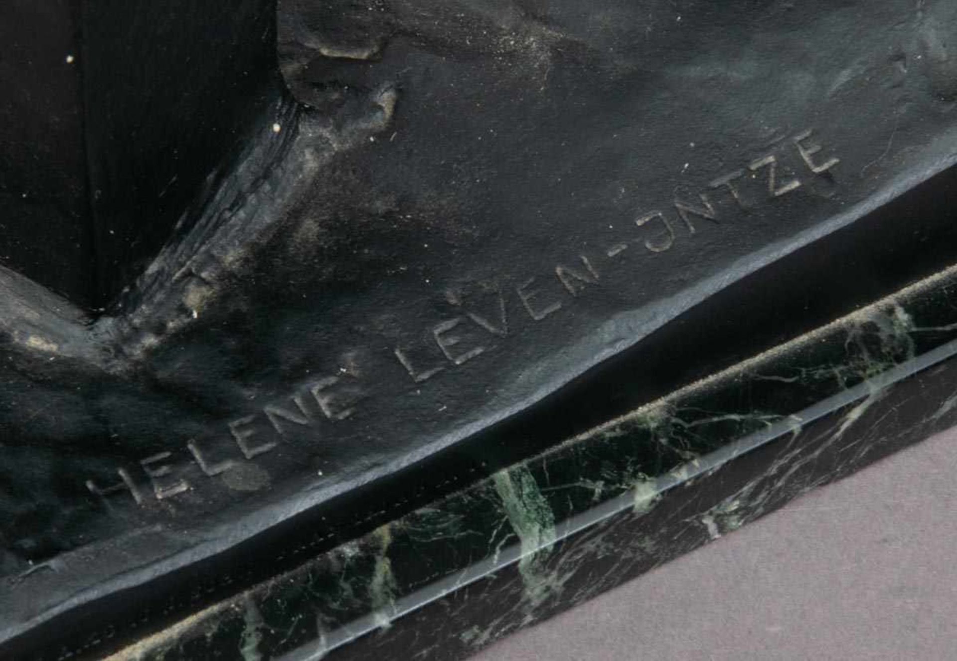 "Der Eisen-Giesser". Bronze. Auf der Plinthe signiert HELENE LEVEN-INTZ (1872 - ?). Bronze mit - Bild 8 aus 9