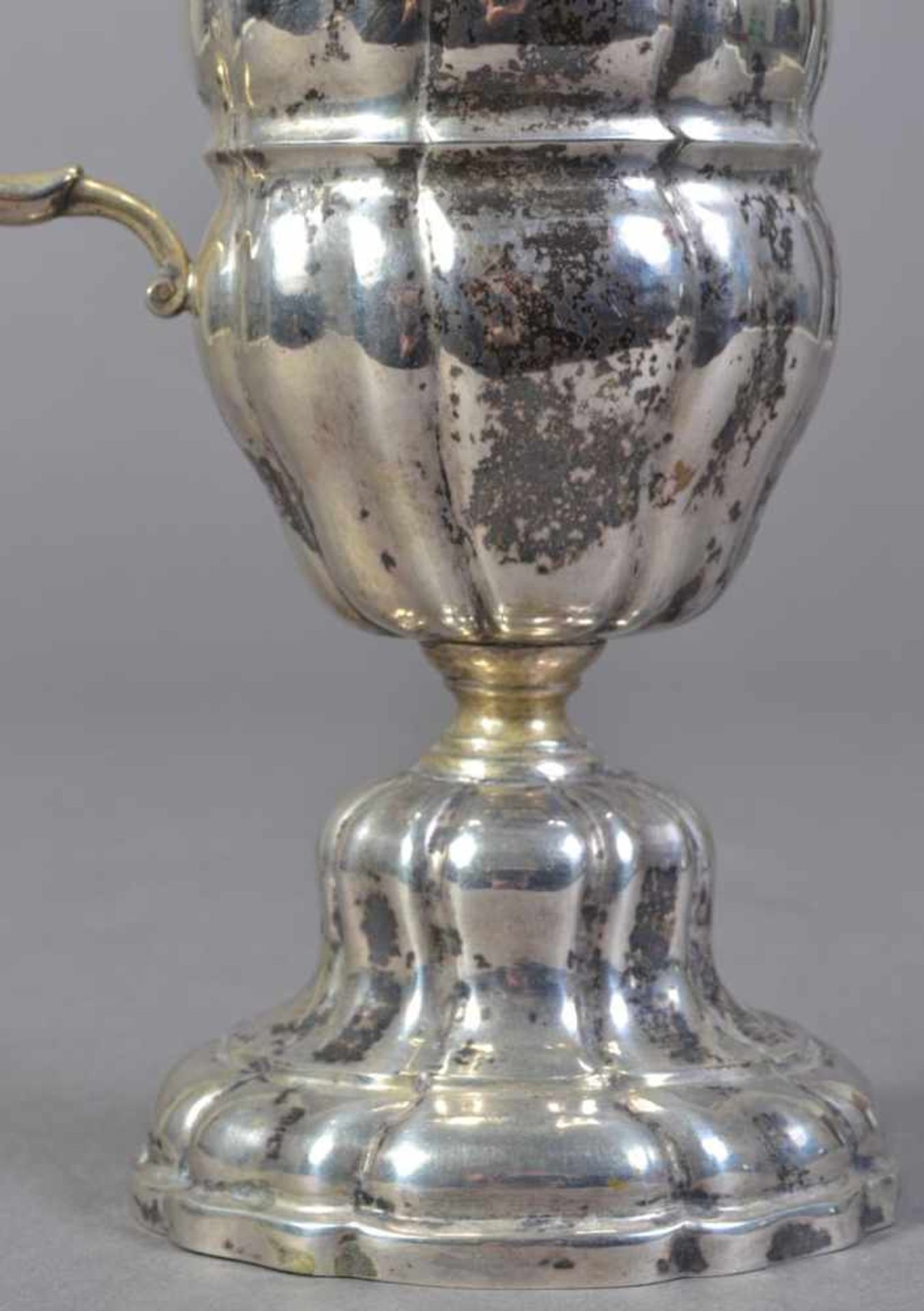 Barocke Helmkanne, Silber, Augsburg 1773 - 75, mit geraden Zügen, glockenförmiger Stand, - Bild 22 aus 22