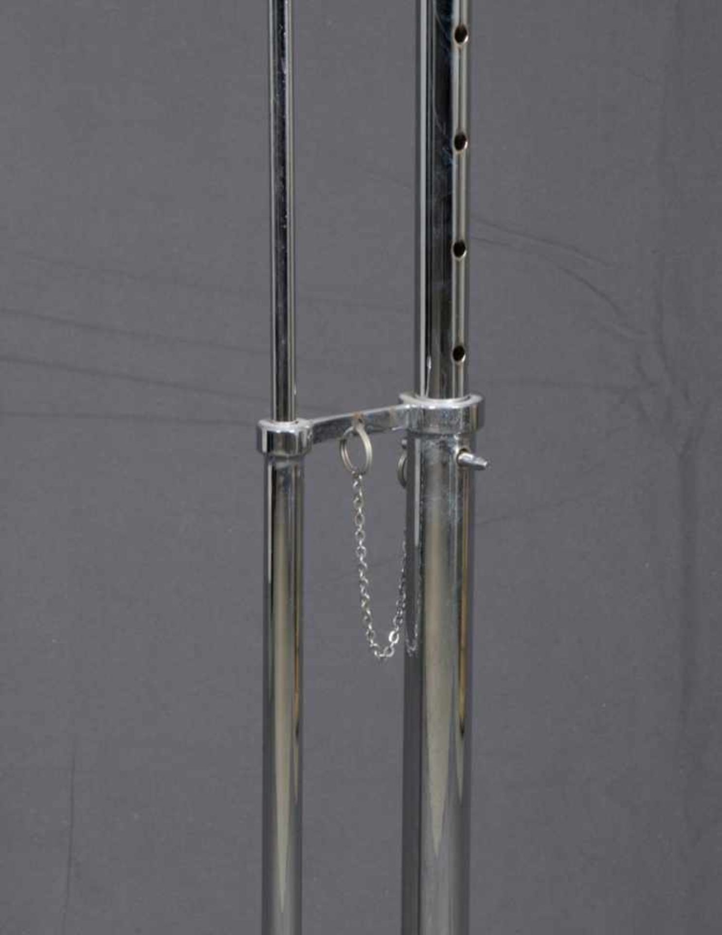 Beistelltisch "ADJUSTABLE TABLE E1027", verchromtes Metall & Glas, designed by Eileen Gray ( - Bild 4 aus 6