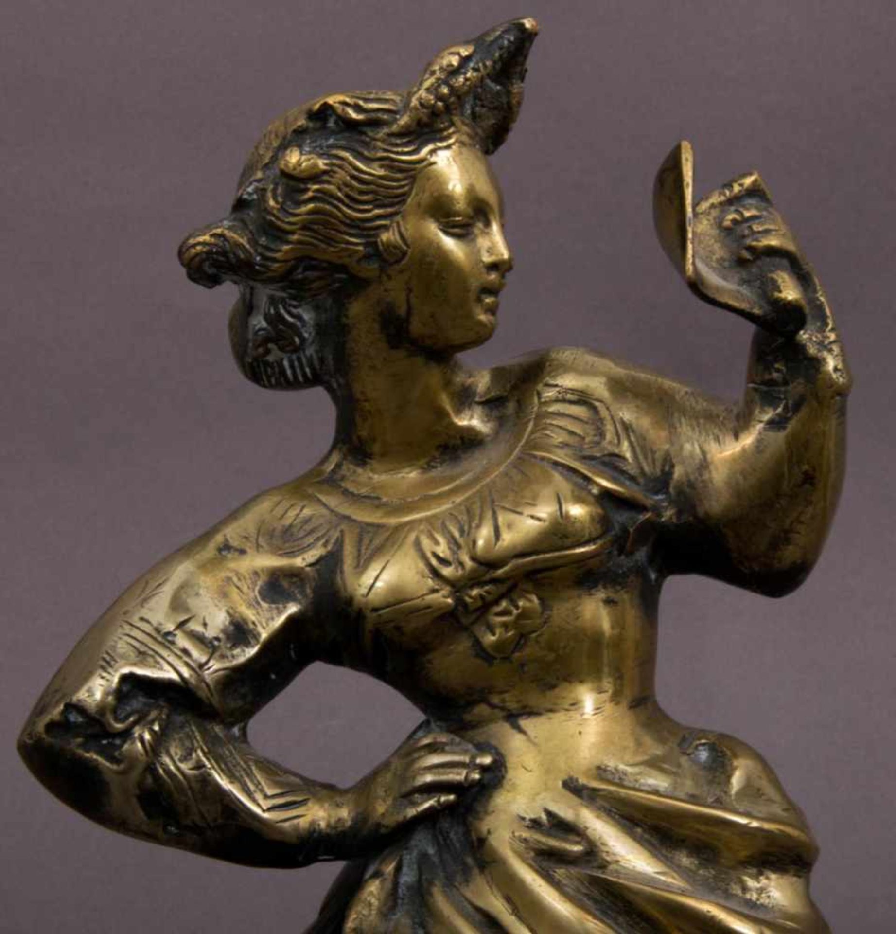 "Der Liebesbrief". Bronzefigur einer jungen Dame in voller Bewegung einen Brief in ihrer linken Hand - Bild 3 aus 6