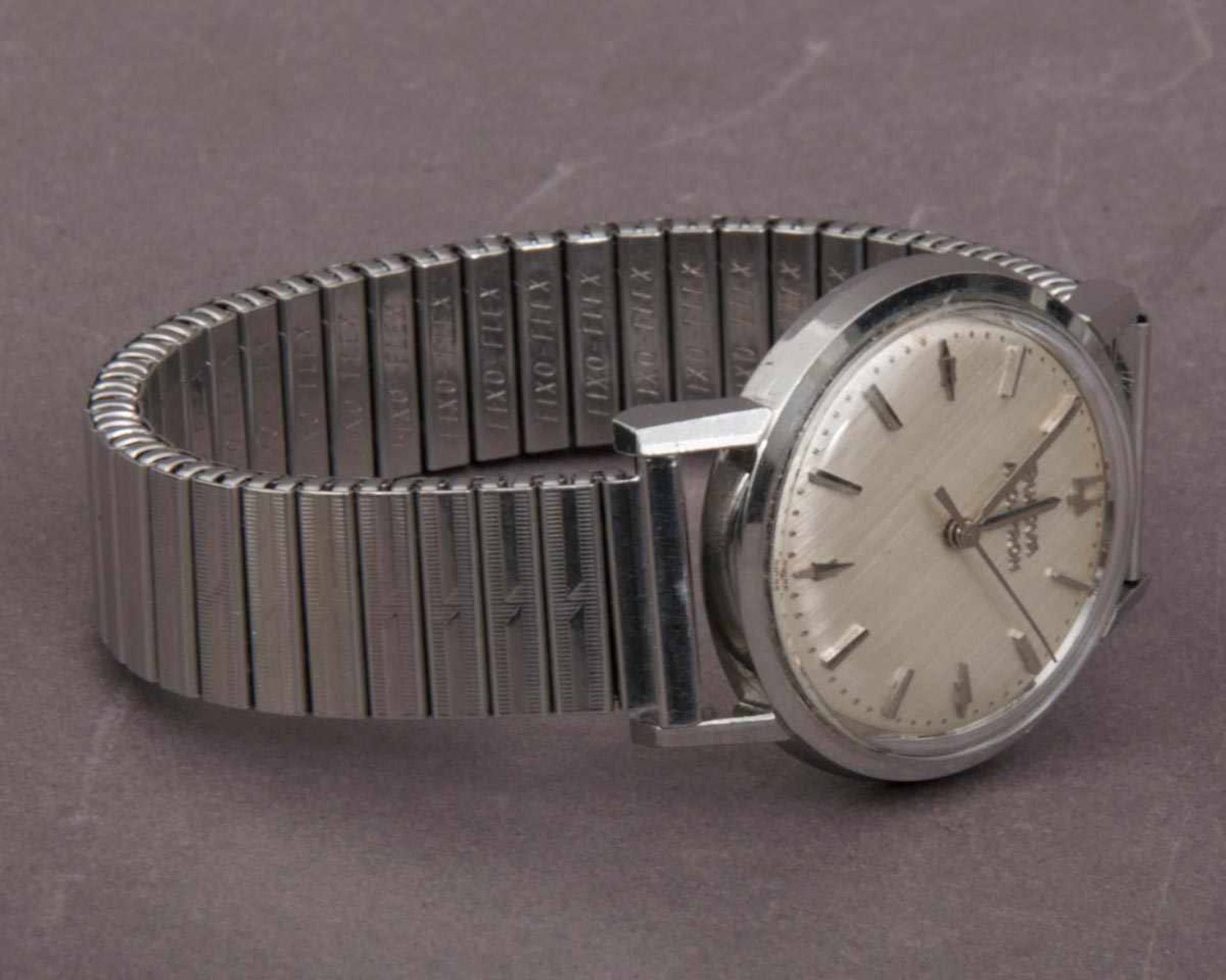 BULOVA "ACCUTRON" - Herrenarmbanduhr, rundes Stahlgehäuse an Flexband, Gehäusedurchmesser ca. 35 mm. - Image 5 of 6