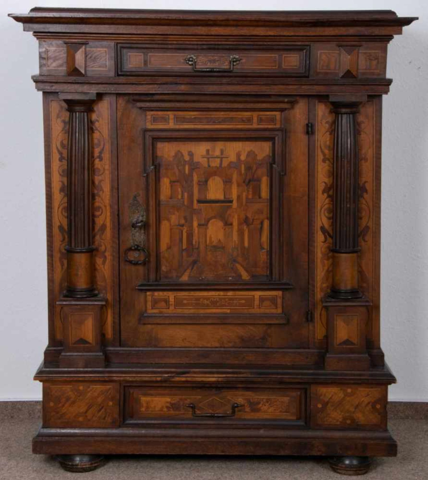 Ulmer Halbschrank. Historismus, deutsch um 1880/90. Massiver Nadelholzkorpus, Fronten in Eiche &