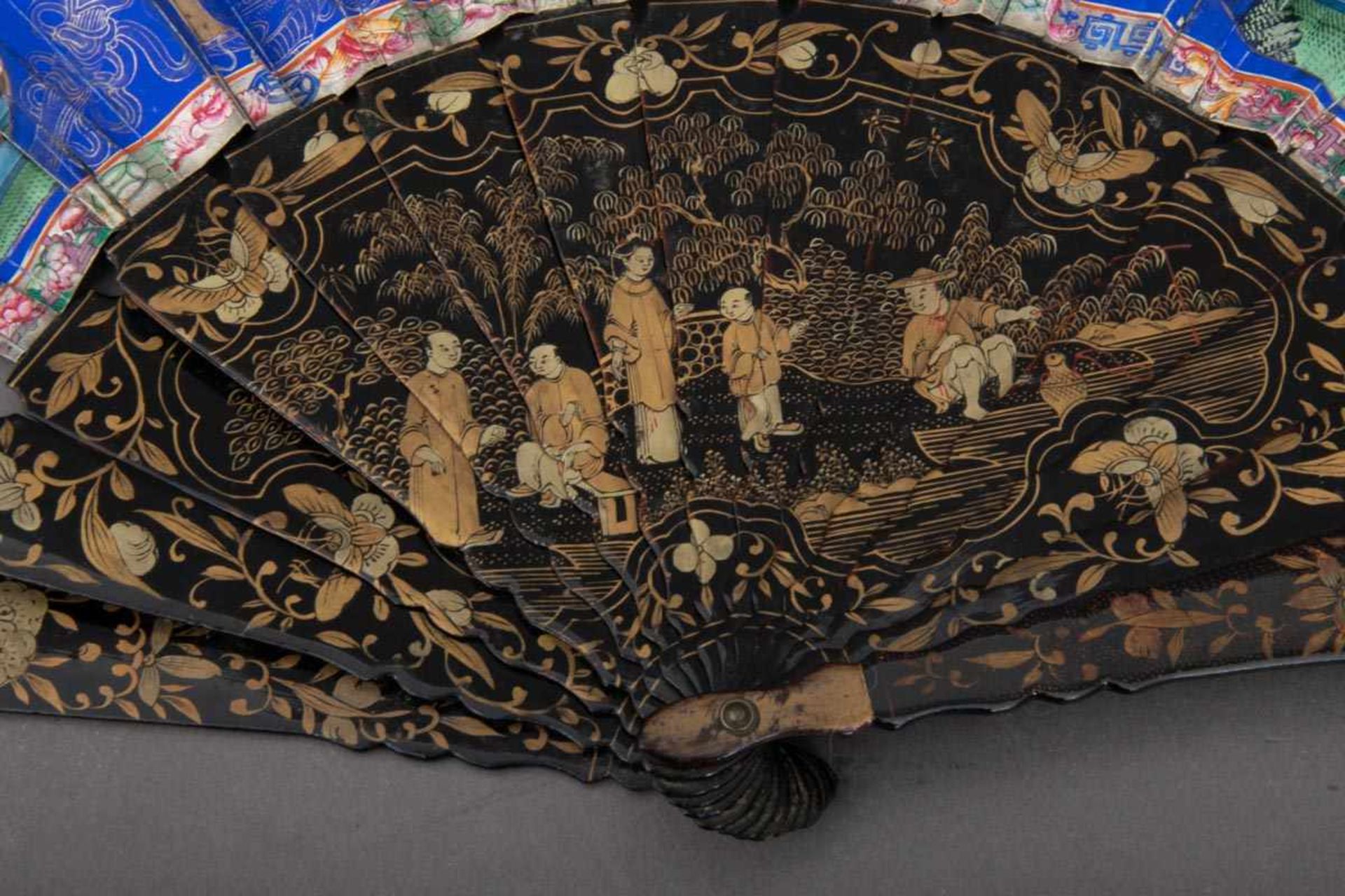 Aufwändiger, prunkvoll gestalteter Chinalach Fächer, China Qing-Dynastie, 19. Jhd., schwarz/ - Bild 7 aus 12
