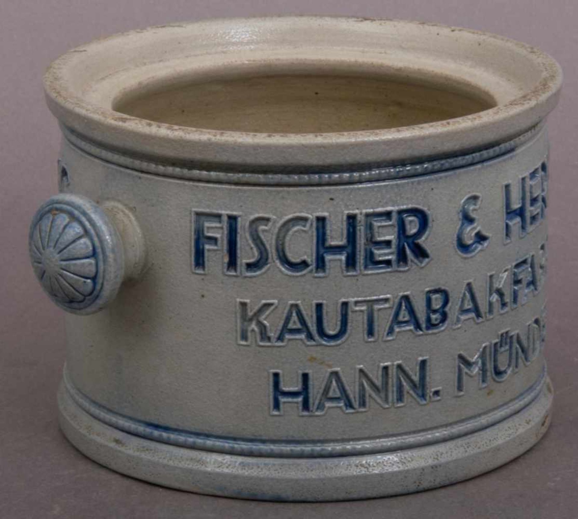 2 Kautabakstöpfe (ohne Deckel), beide von der "KAUTABAKFABRIK FISCHER & HERWIG Hann(oversch) Münden. - Bild 6 aus 6