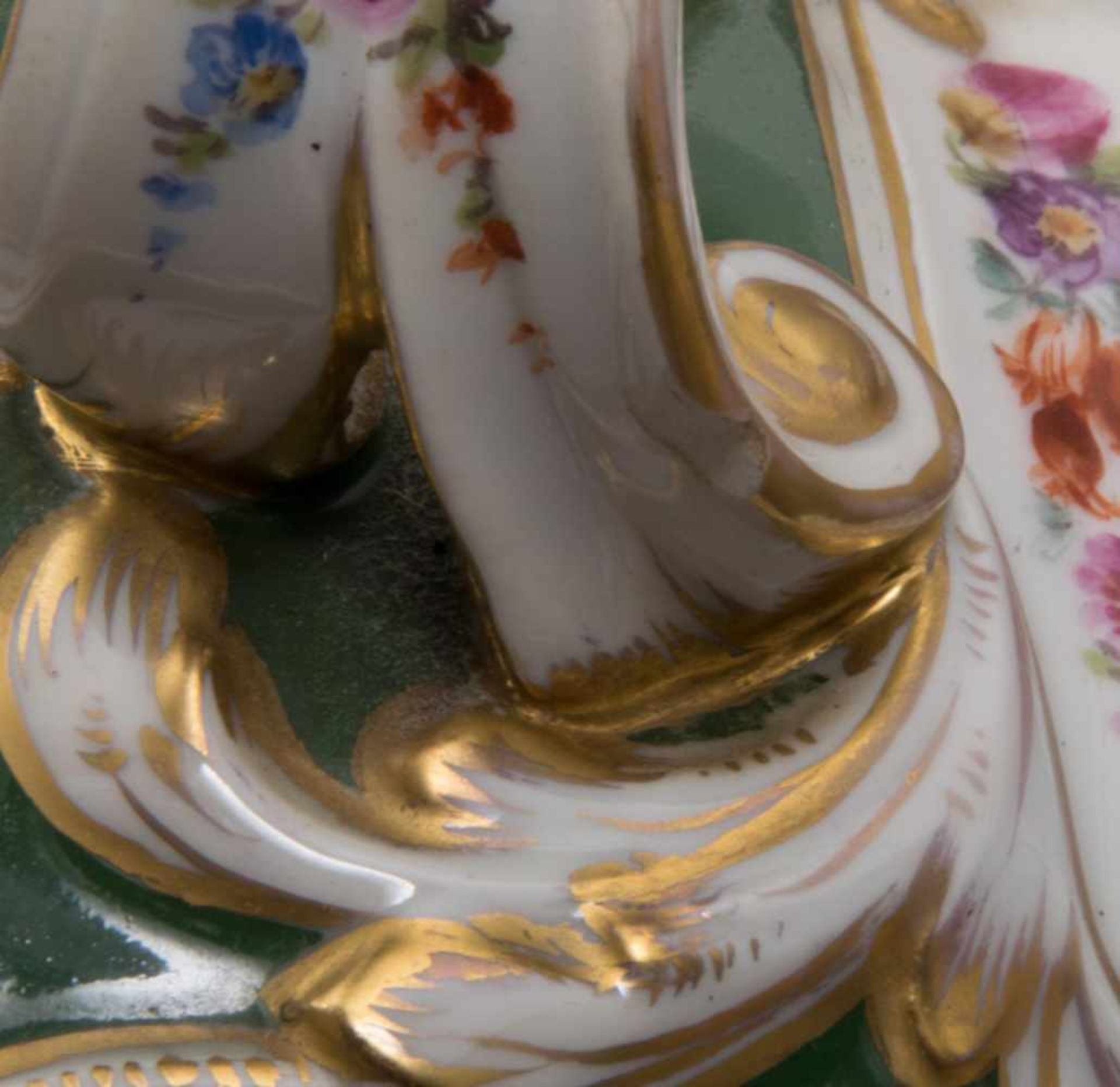 Prachtvolle Deckelvase der "Belle Epoque". Weißporzellan beidseitig mit polychromen Kauffahrtei- - Image 9 of 28