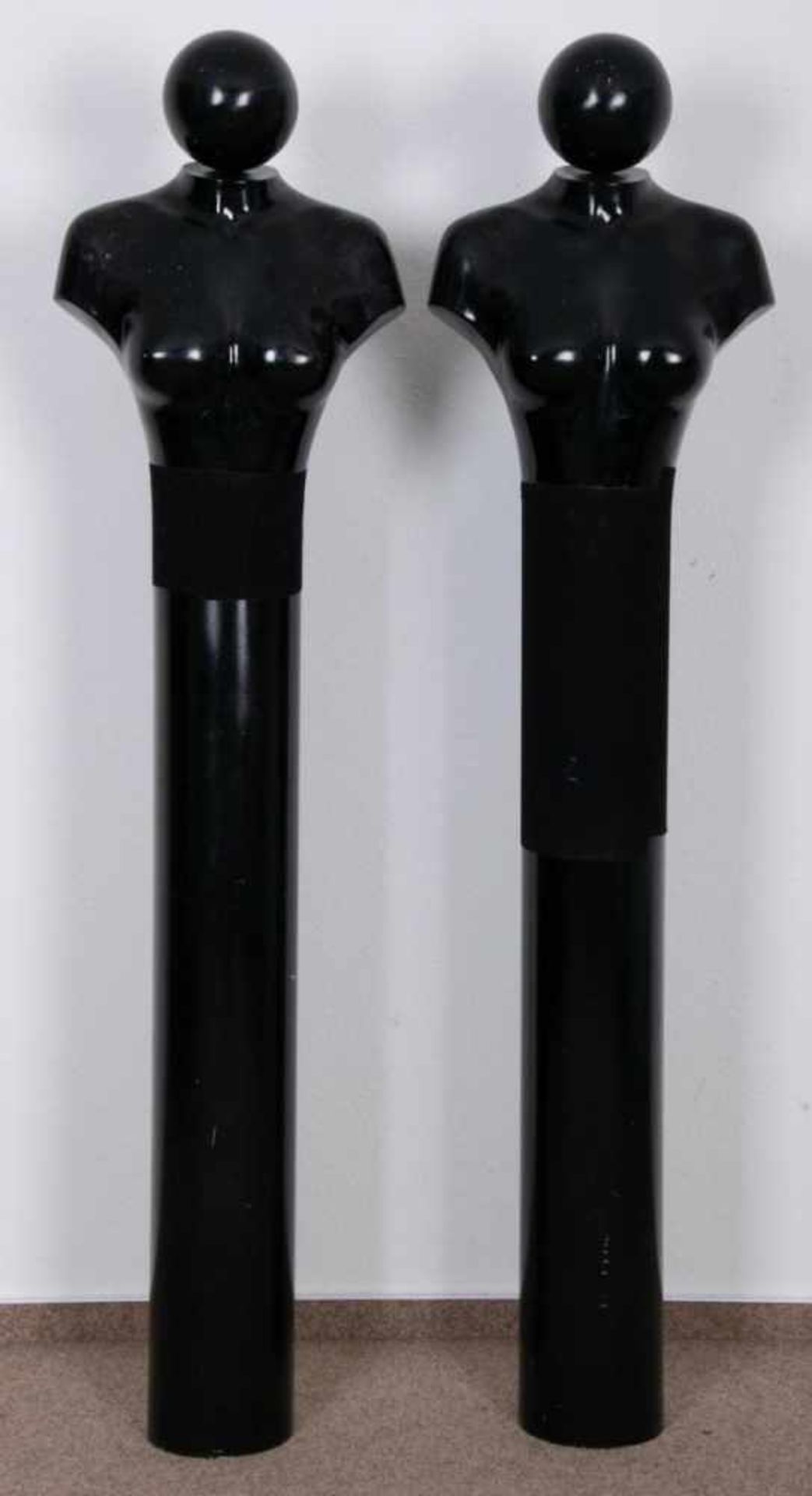 Paar Schaufensterstelen mit Büsten, schwarzer Kunststoff, aus einem Pelzgeschäft. Höhe ca. cm,