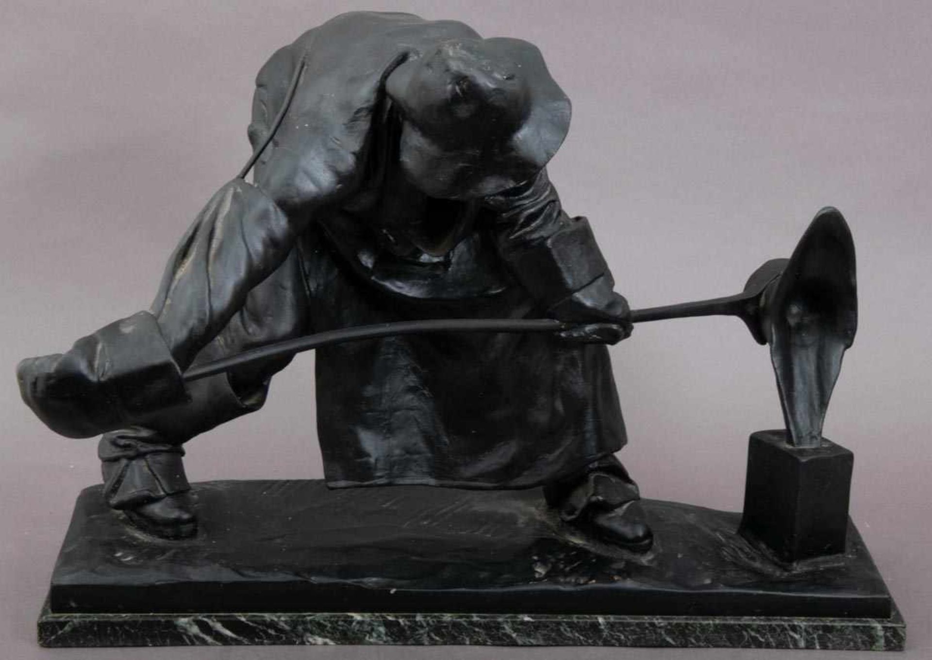 "Der Eisen-Giesser". Bronze. Auf der Plinthe signiert HELENE LEVEN-INTZ (1872 - ?). Bronze mit