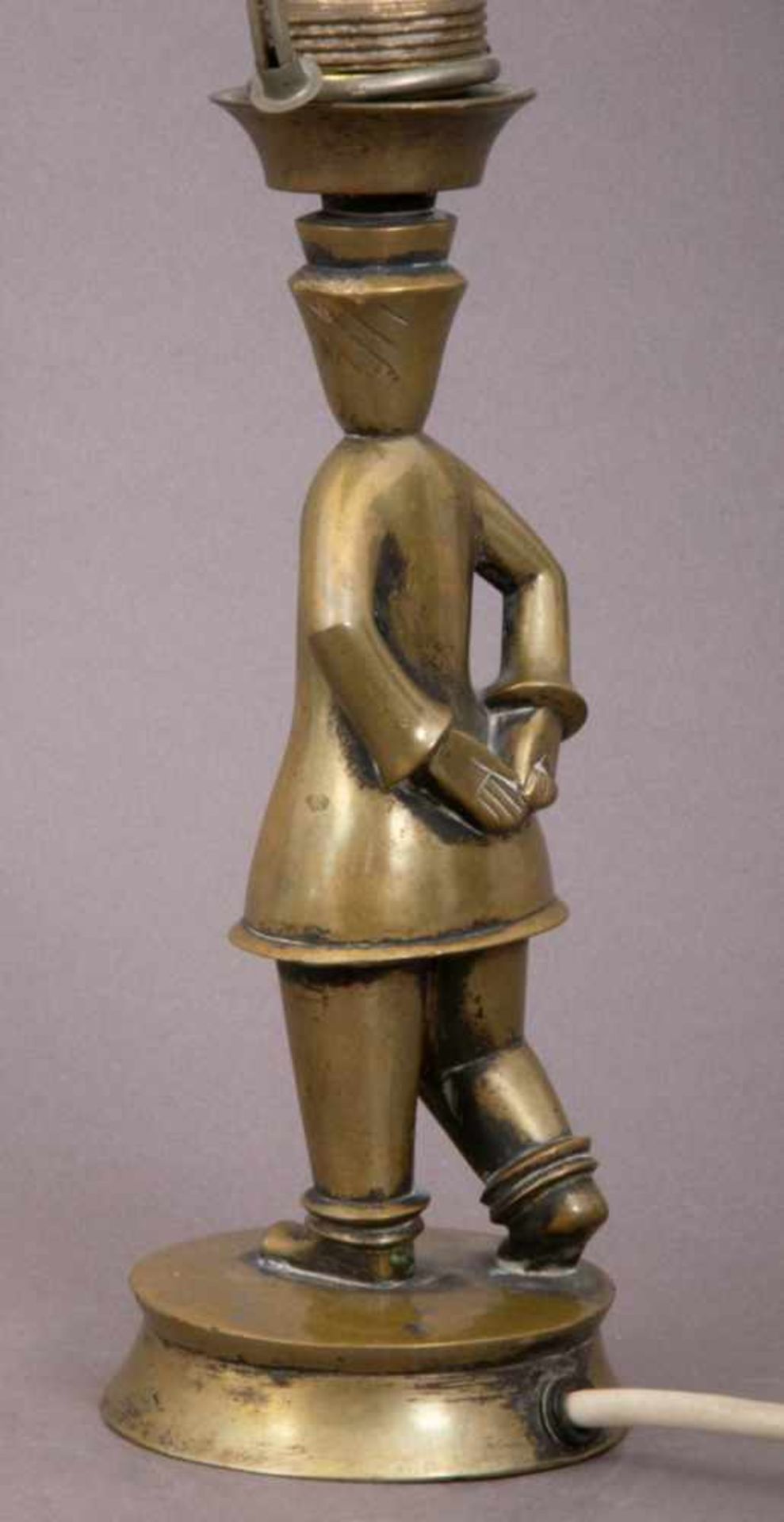 "Junges Mädchen" im Schnee, Tischlampenfuß der 1920er/30er Jahre, Messing. Höhe der Figur ca. 20 cm. - Bild 7 aus 11