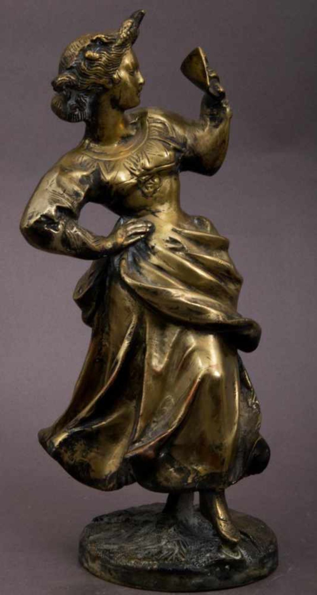 "Der Liebesbrief". Bronzefigur einer jungen Dame in voller Bewegung einen Brief in ihrer linken Hand