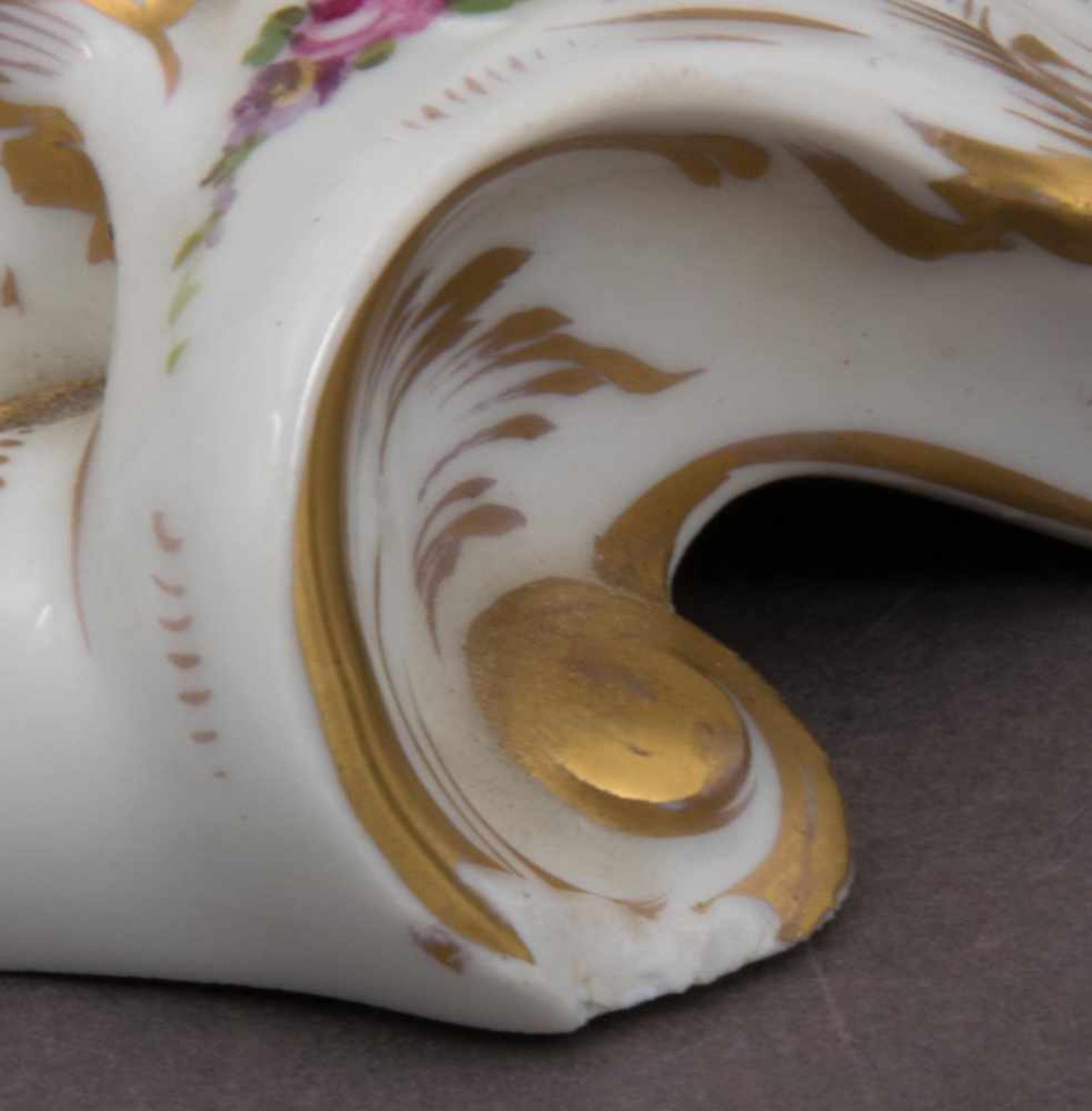 Prachtvolle Deckelvase der "Belle Epoque". Weißporzellan beidseitig mit polychromen Kauffahrtei- - Image 24 of 28