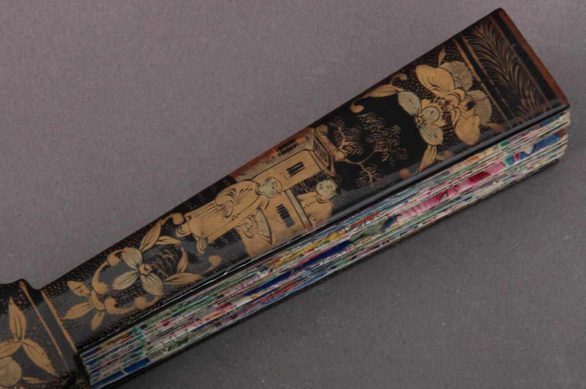 Aufwändiger, prunkvoll gestalteter Chinalach Fächer, China Qing-Dynastie, 19. Jhd., schwarz/ - Bild 3 aus 12