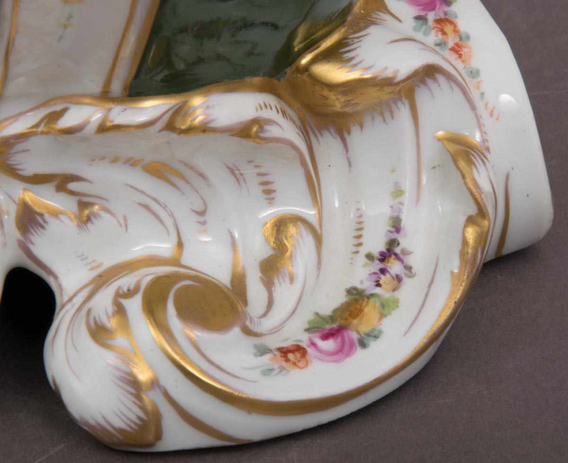 Prachtvolle Deckelvase der "Belle Epoque". Weißporzellan beidseitig mit polychromen Kauffahrtei- - Image 10 of 28