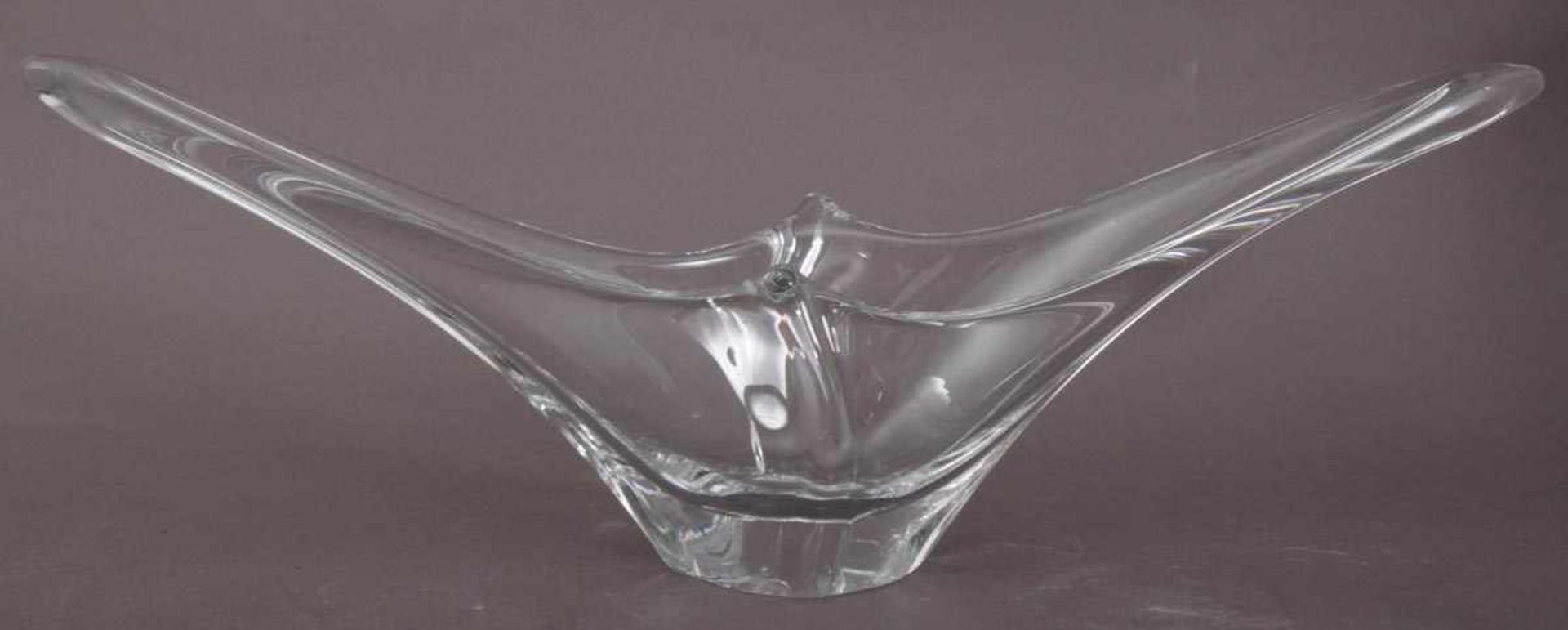 Längsovale, dickwandige Glasschale, seitlich signiert "Daum - France" Ca. 21 x 60 x 14,5 cm. - Bild 3 aus 4