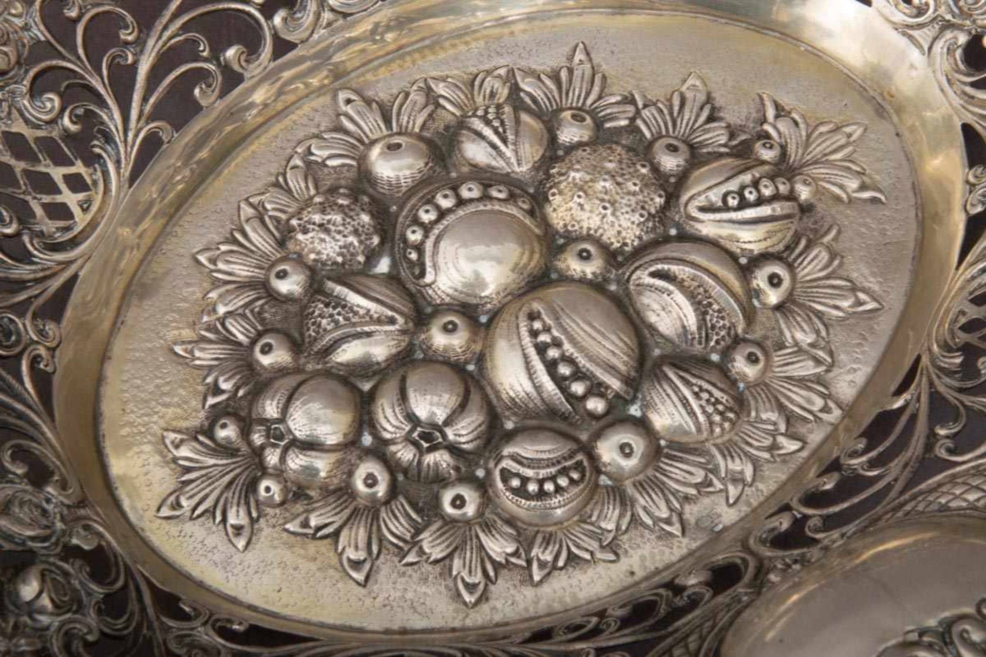 Großer Früchtekorb, 800er Silber, durchbrochen gearbeiteter Korbrand, ca. 40,5 x 34 cm, ca. 824 gr. - Image 7 of 8