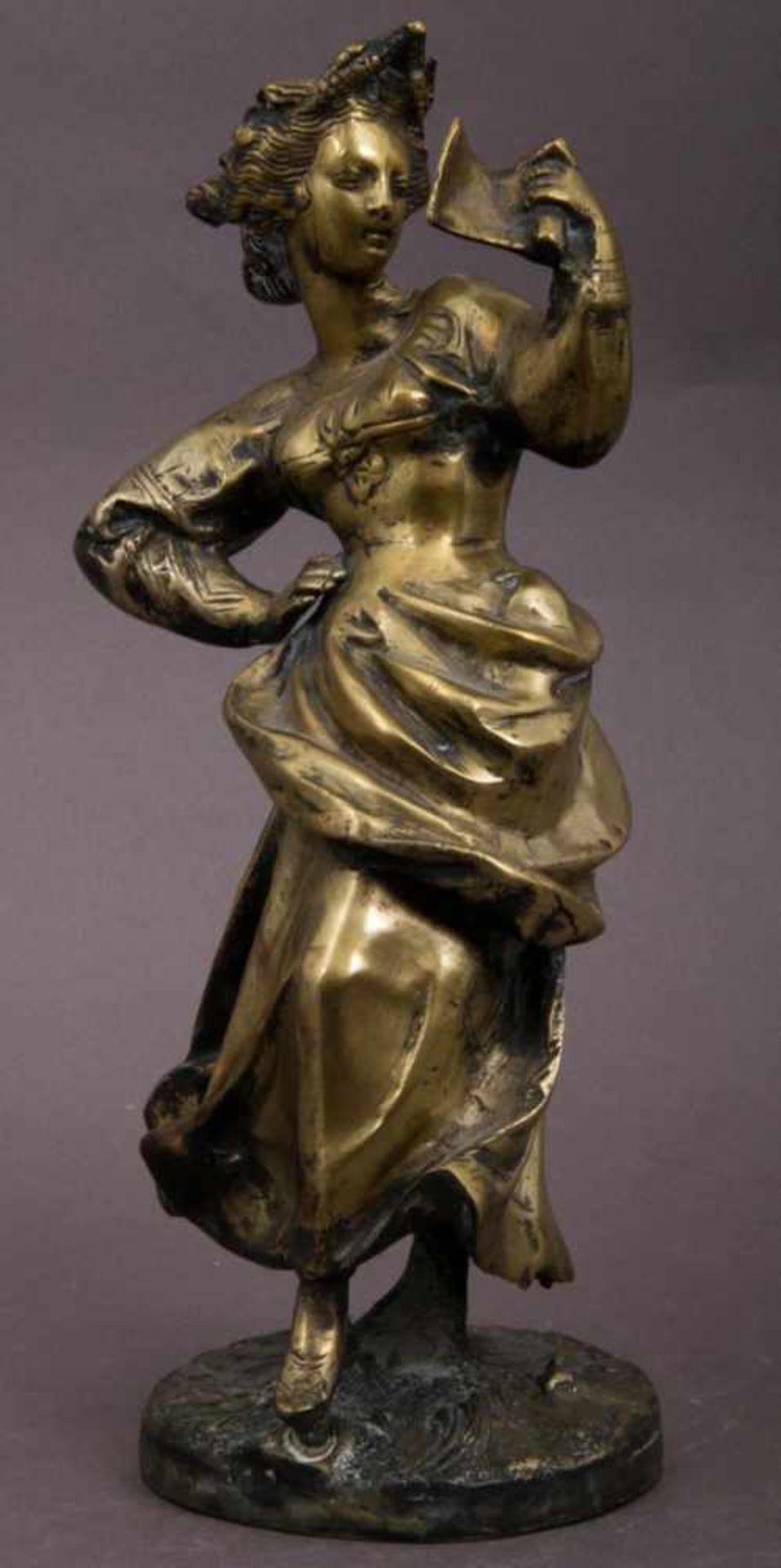 "Der Liebesbrief". Bronzefigur einer jungen Dame in voller Bewegung einen Brief in ihrer linken Hand - Bild 2 aus 6