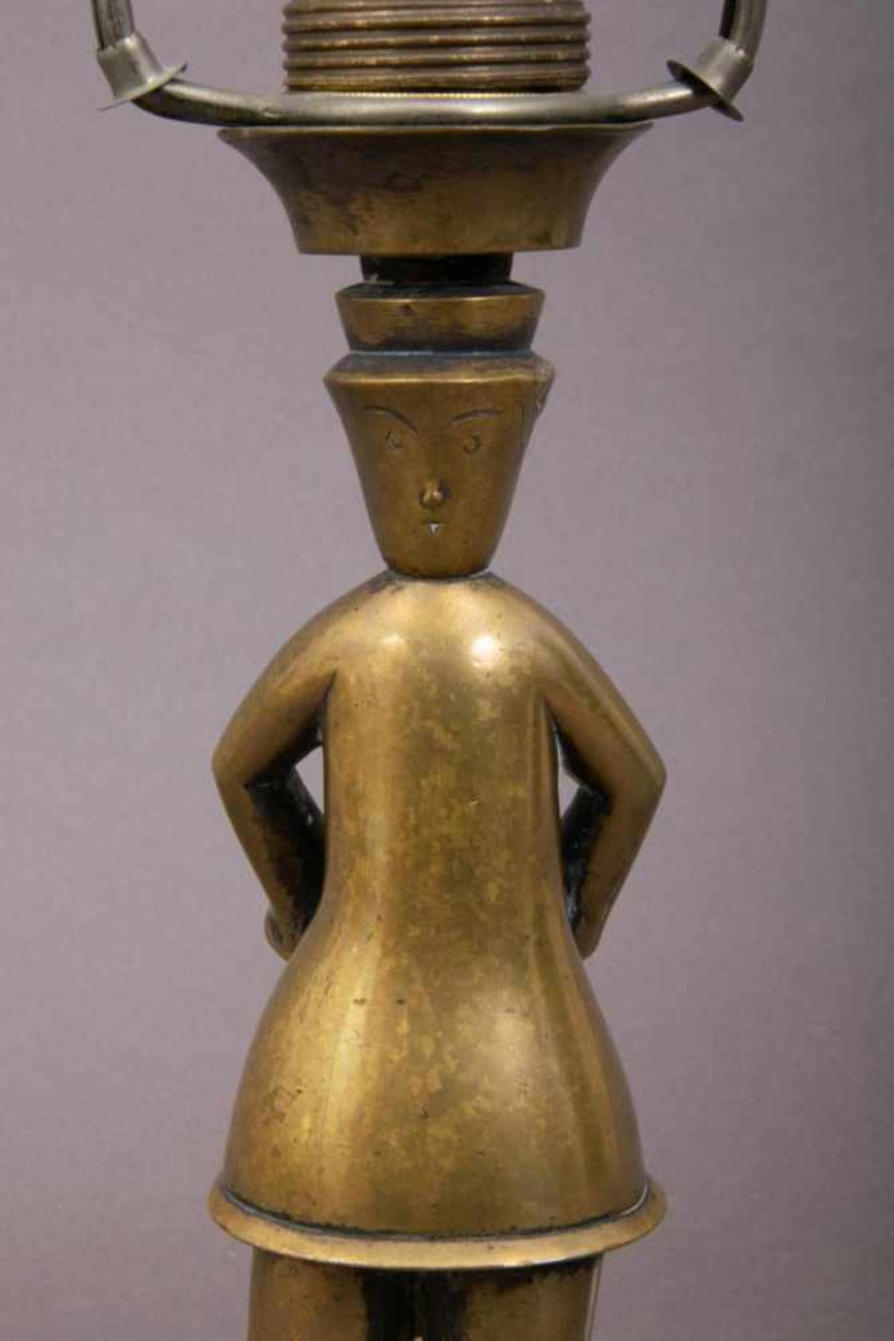 "Junges Mädchen" im Schnee, Tischlampenfuß der 1920er/30er Jahre, Messing. Höhe der Figur ca. 20 cm. - Bild 10 aus 11