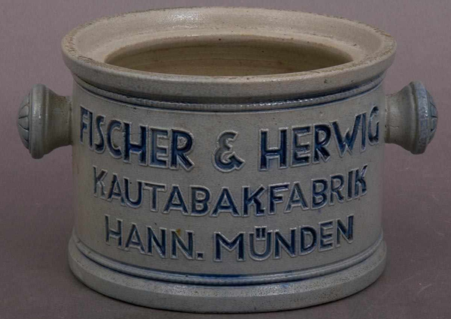 2 Kautabakstöpfe (ohne Deckel), beide von der "KAUTABAKFABRIK FISCHER & HERWIG Hann(oversch) Münden. - Bild 5 aus 6